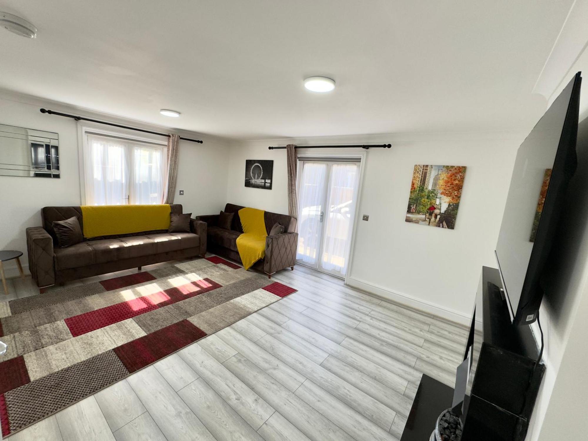 Holiday home Spacious 3-bed With Garden, Private Parking, Smart Tv's, Fast Wi-fi *