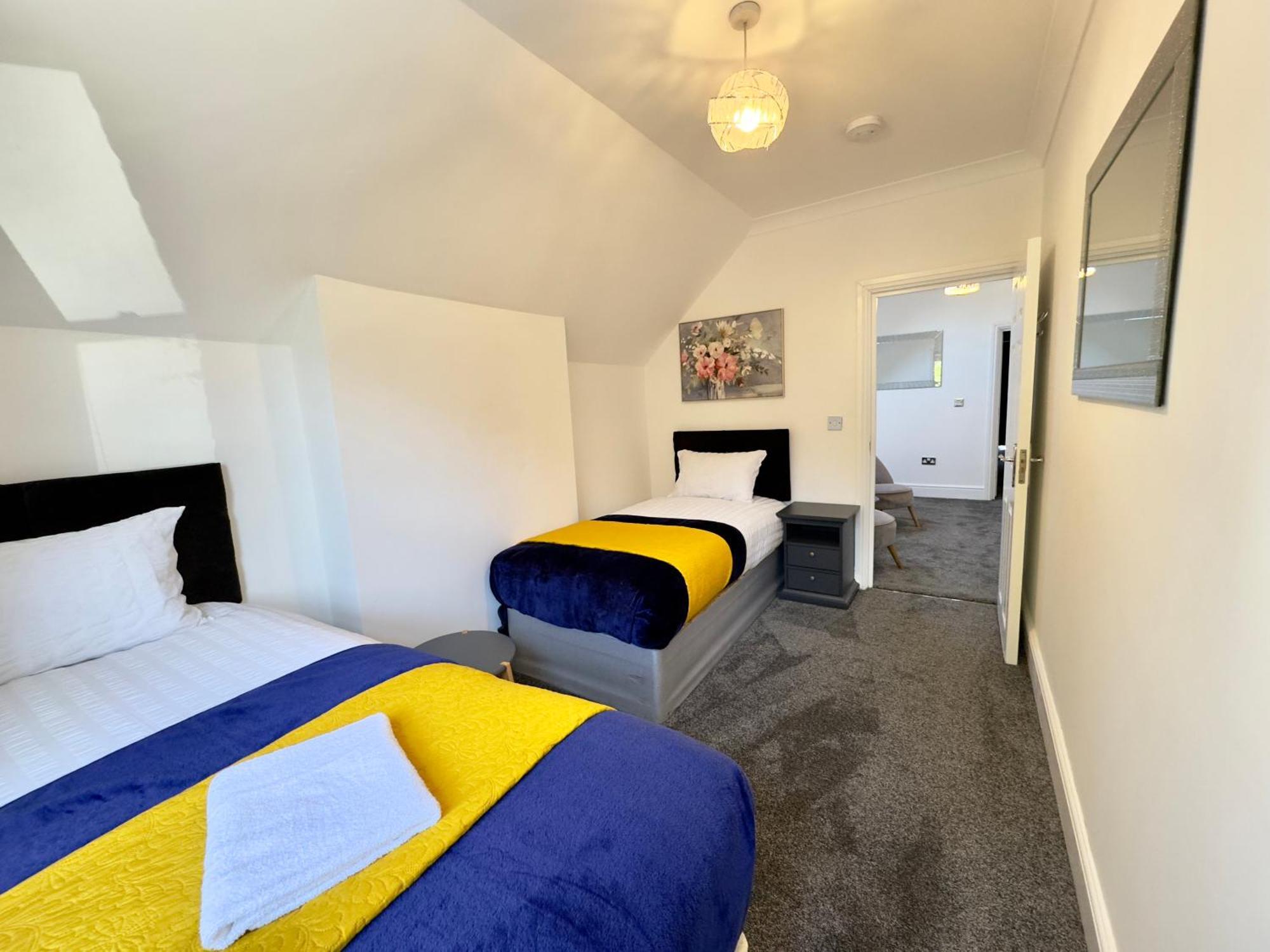 Spacious 3-bed With Garden, Private Parking, Smart Tv's, Fast Wi-fi Holiday home London