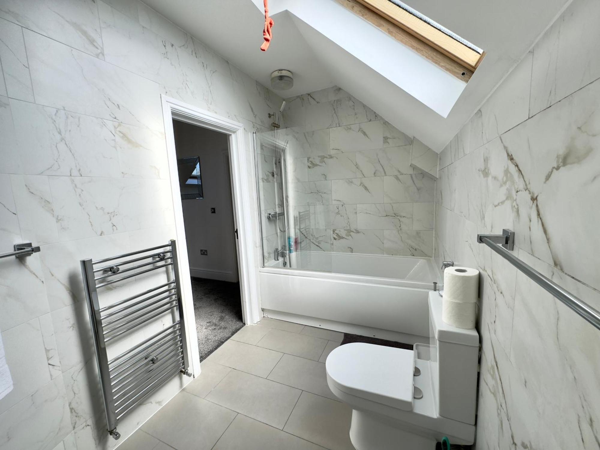 Holiday home Spacious 3-bed With Garden, Private Parking, Smart Tv's, Fast Wi-fi
