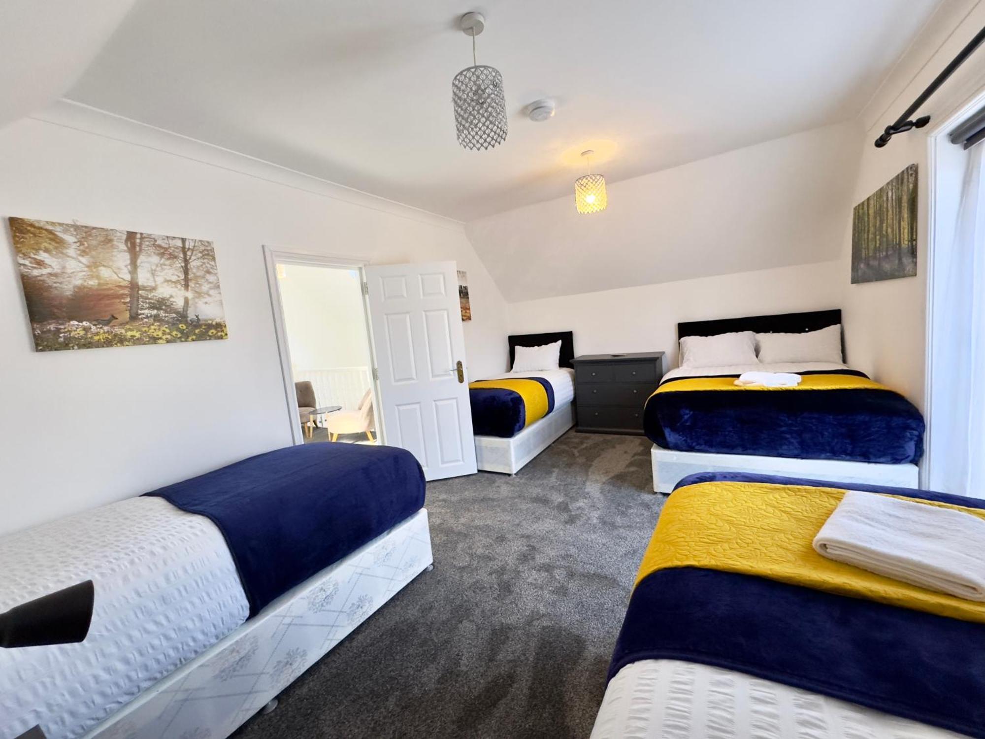 Spacious 3-bed With Garden, Private Parking, Smart Tv's, Fast Wi-fi Holiday home *