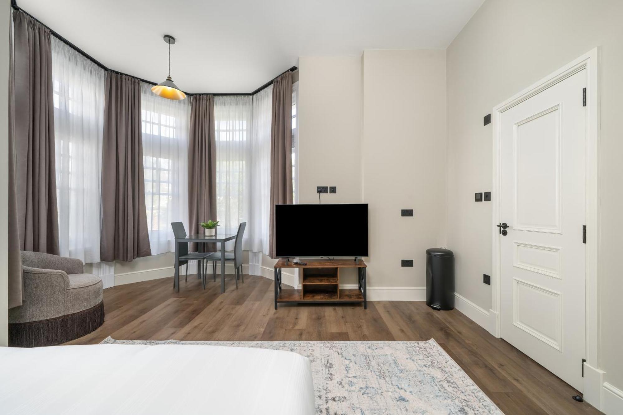 The Turrets, Willesden Apartment *
