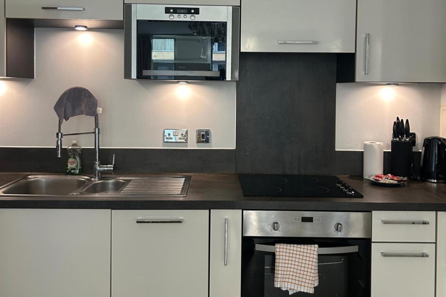 Apartment 1-Bed Apt Sleeps 4 Central To Shops & Transport *