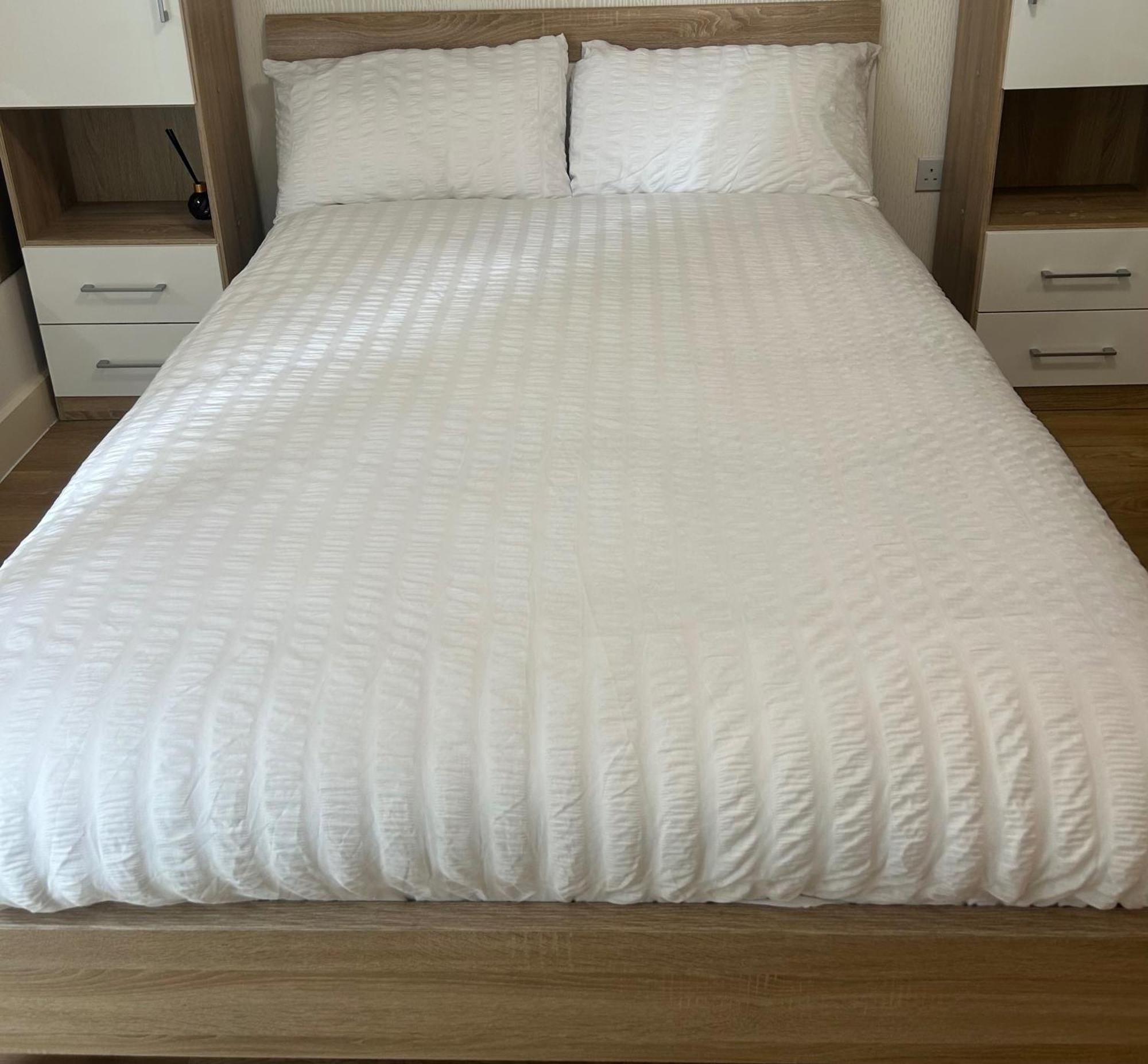 1-Bed Apt Sleeps 4 Central To Shops & Transport * London