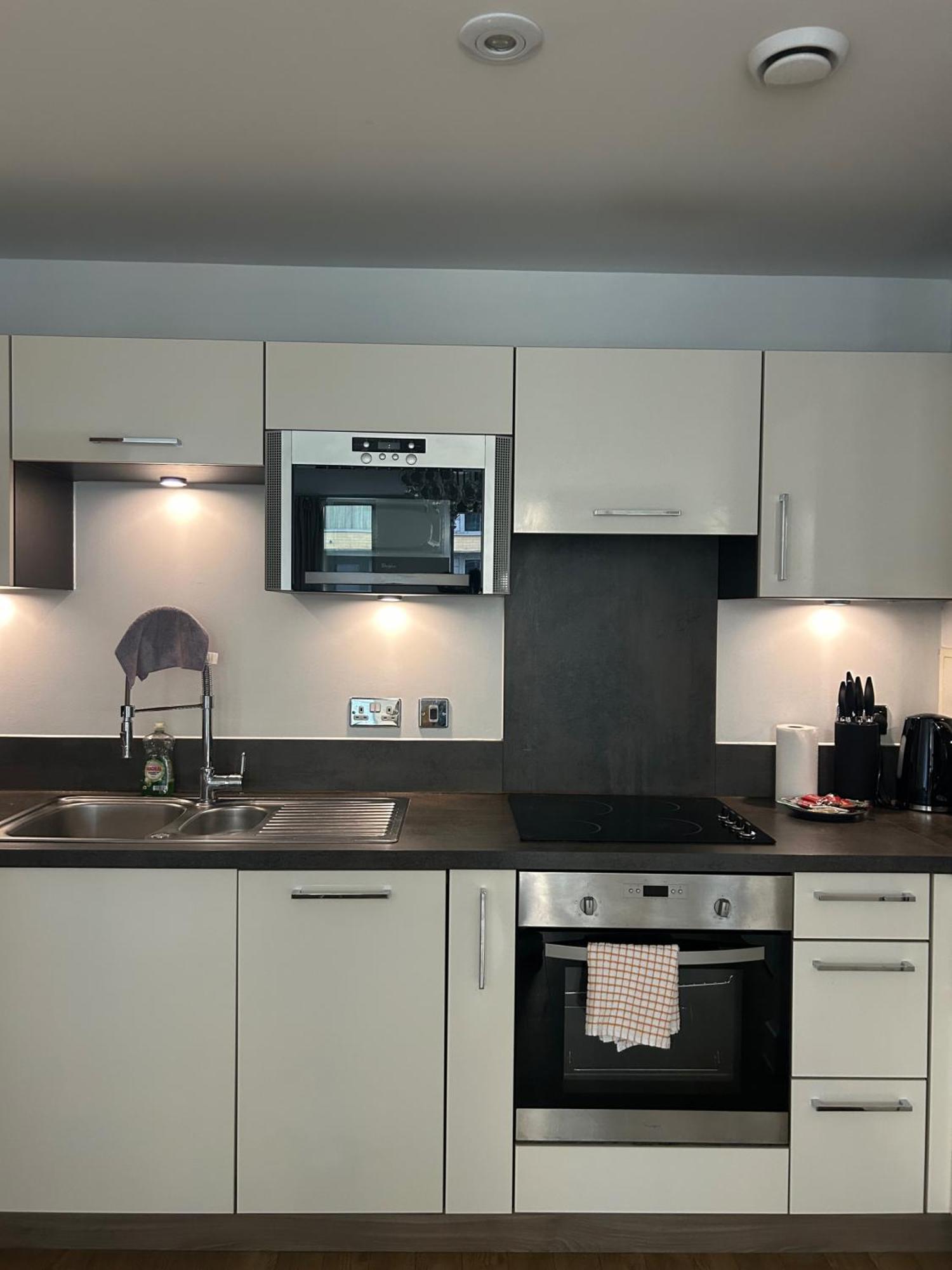 1-Bed Apt Sleeps 4 Central To Shops & Transport Apartment