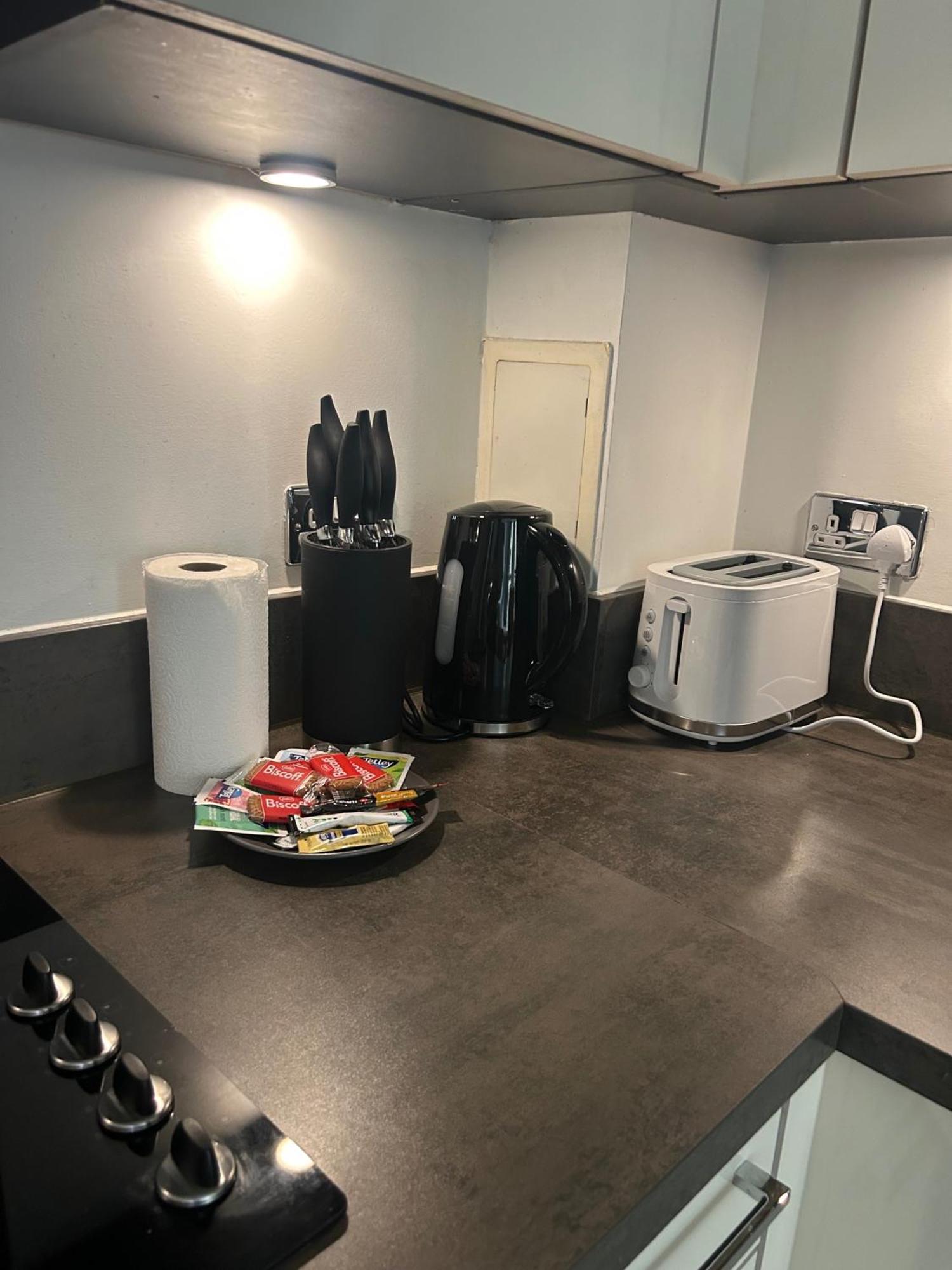 Apartment 1-Bed Apt Sleeps 4 Central To Shops & Transport *