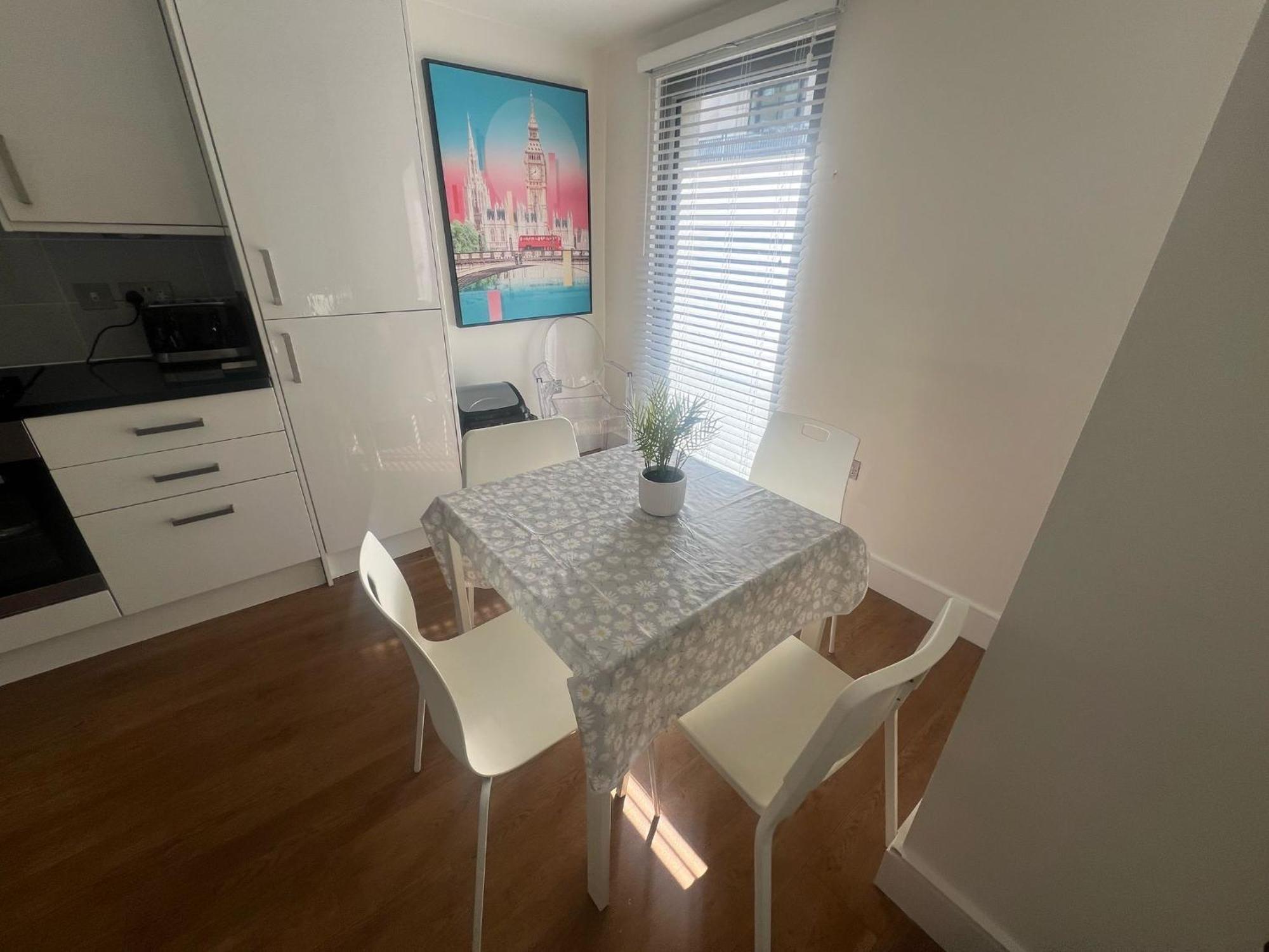 Modern 2 Bed 2 Bath Hyde Park Appartement Londen