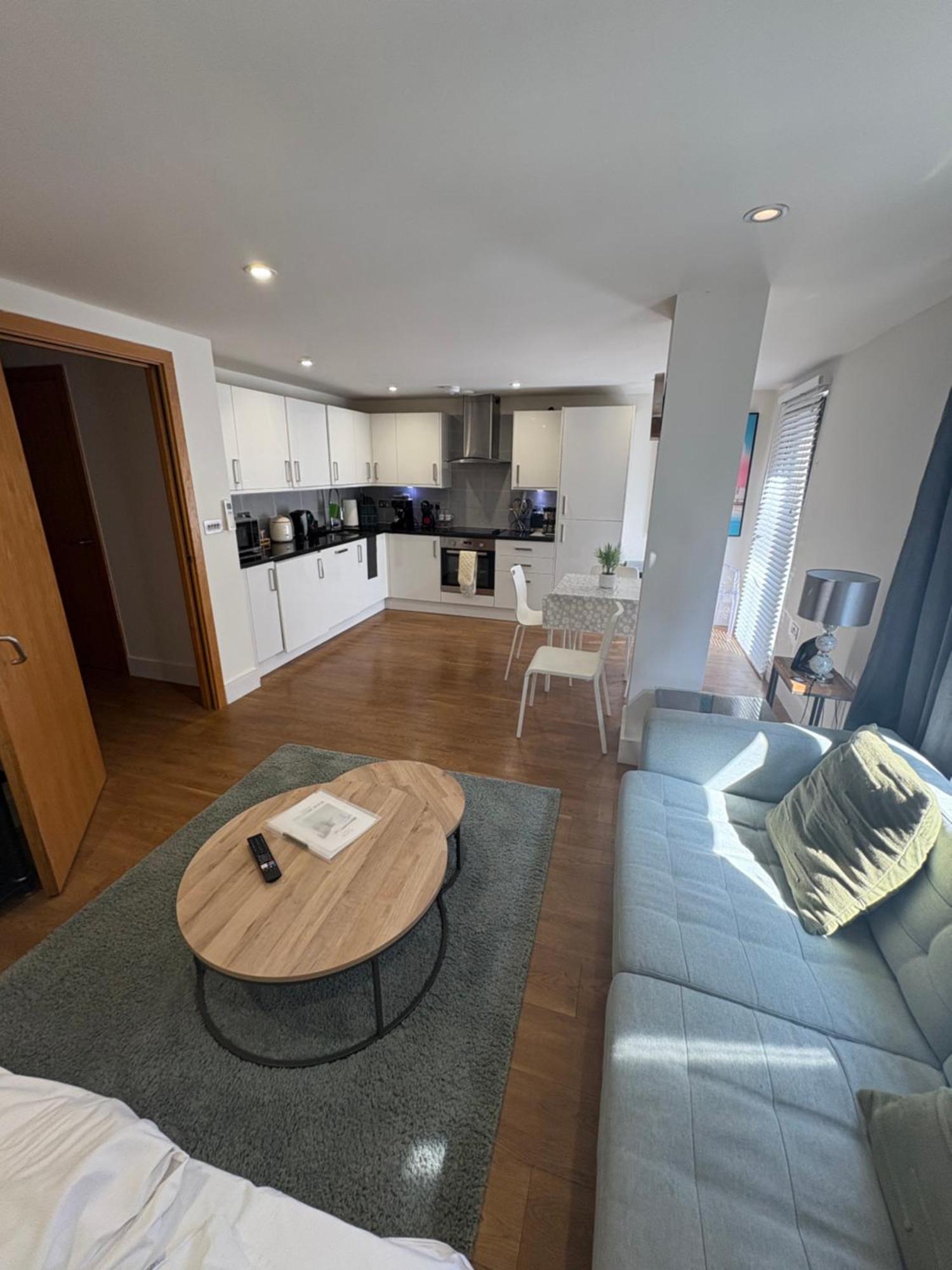 Modern 2 Bed 2 Bath Hyde Park * Londen