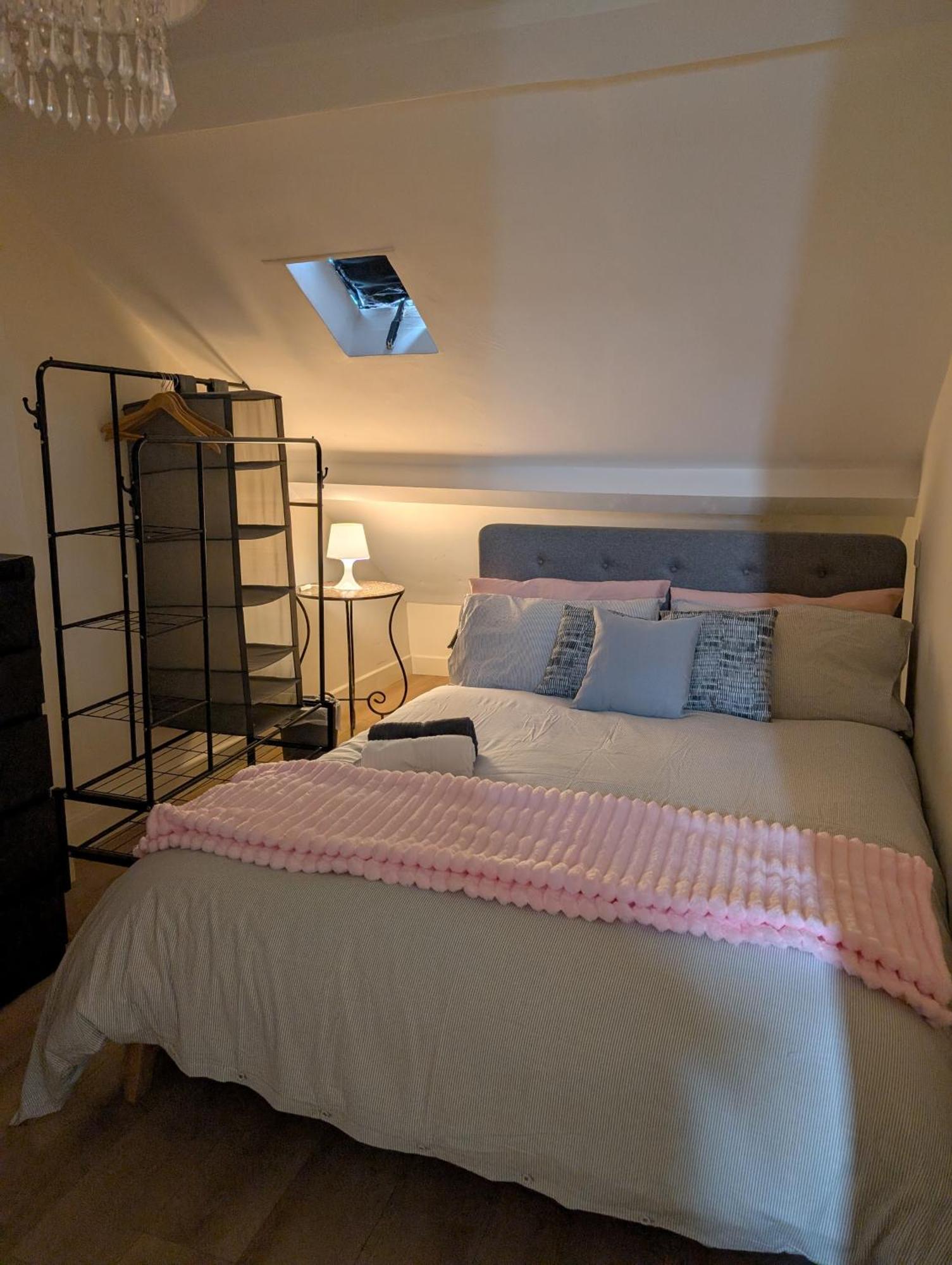Cosy Modern One Bedroom In Hammersmith Apartment *