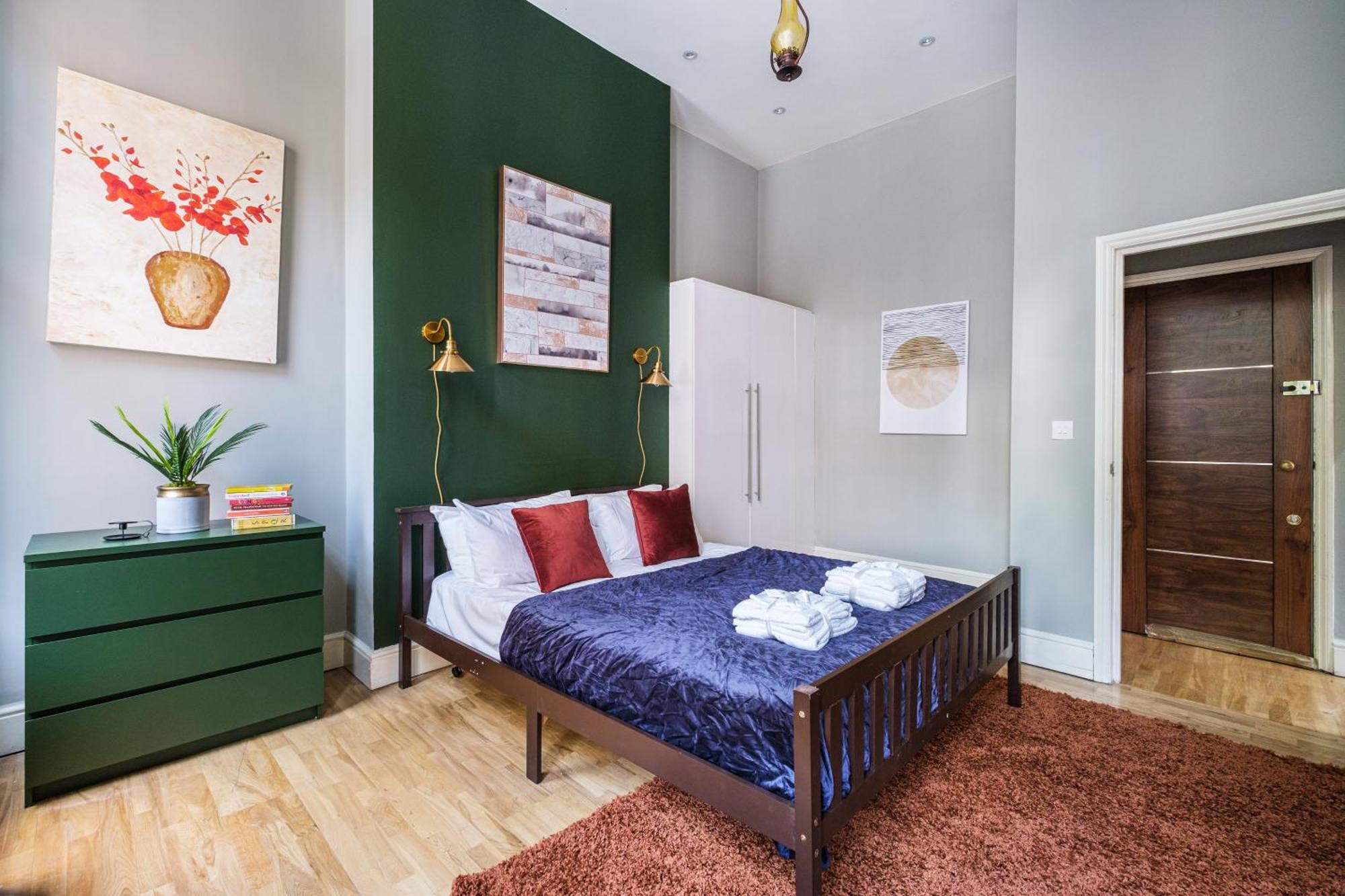 Sunny Corner In Center Of Apartment *