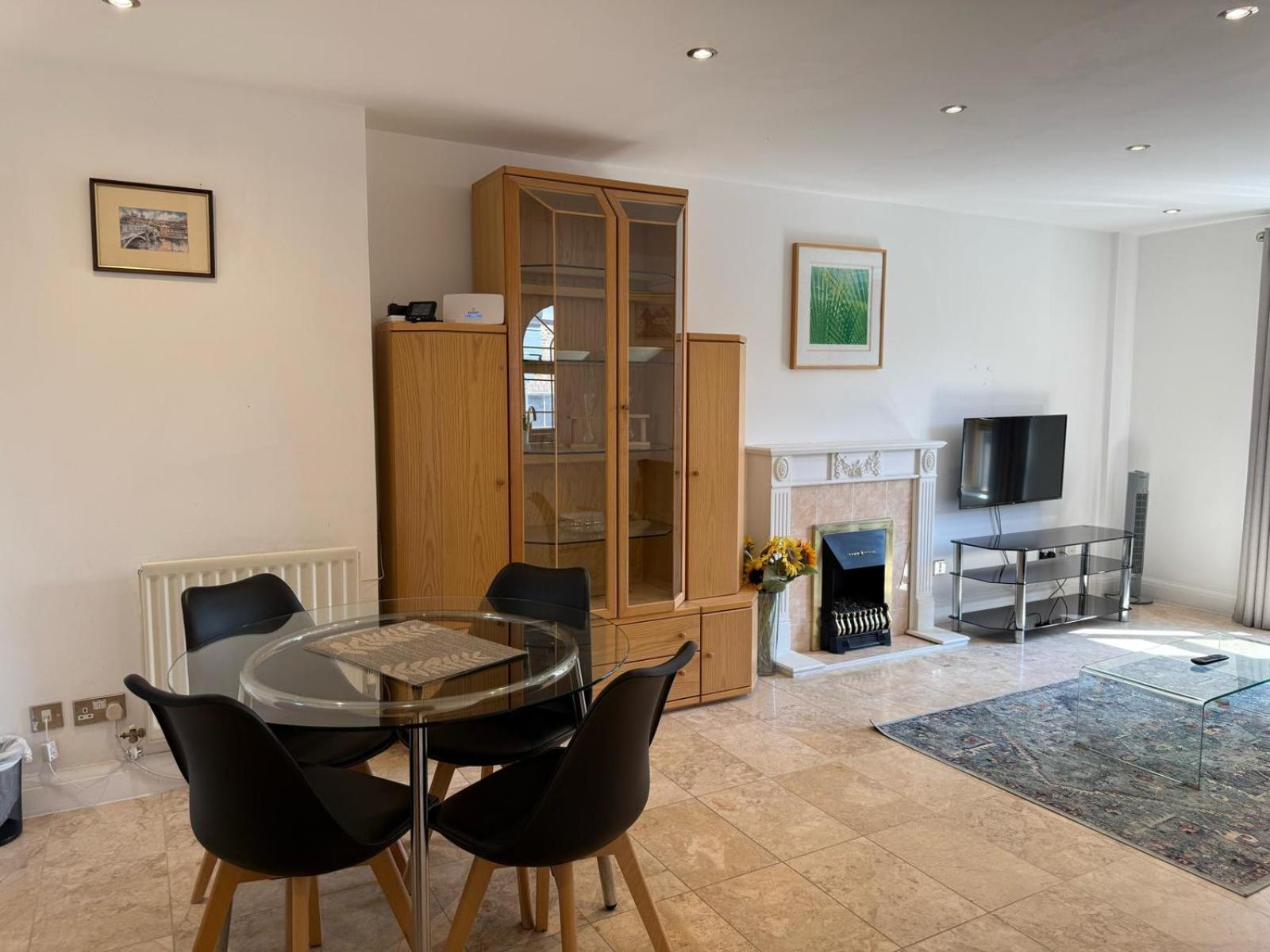 Luxury Two Bedroom In Bayswater Apartment