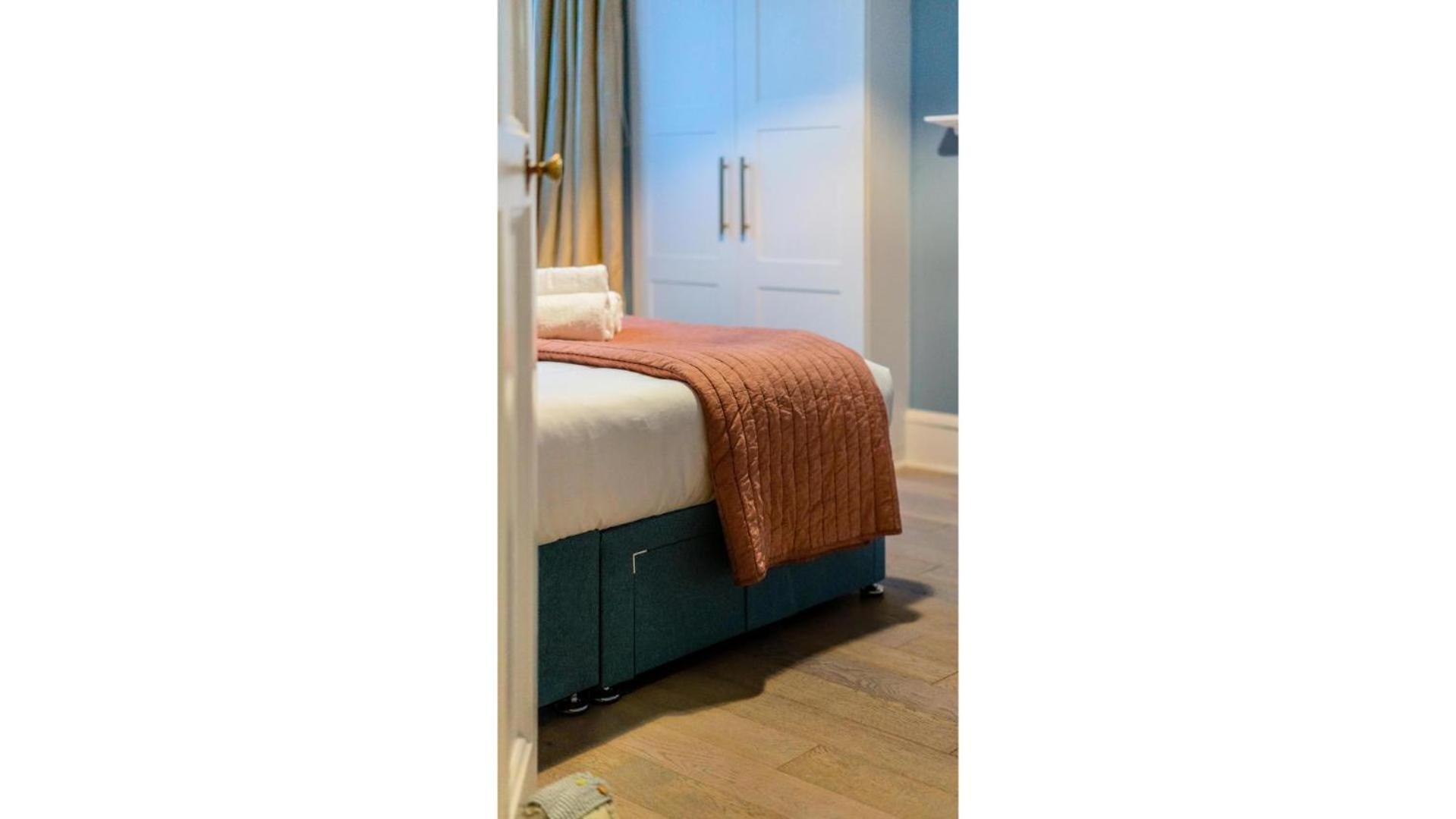 Holiday home Spacious 4br Retreat With Private Garden Zone 3 London