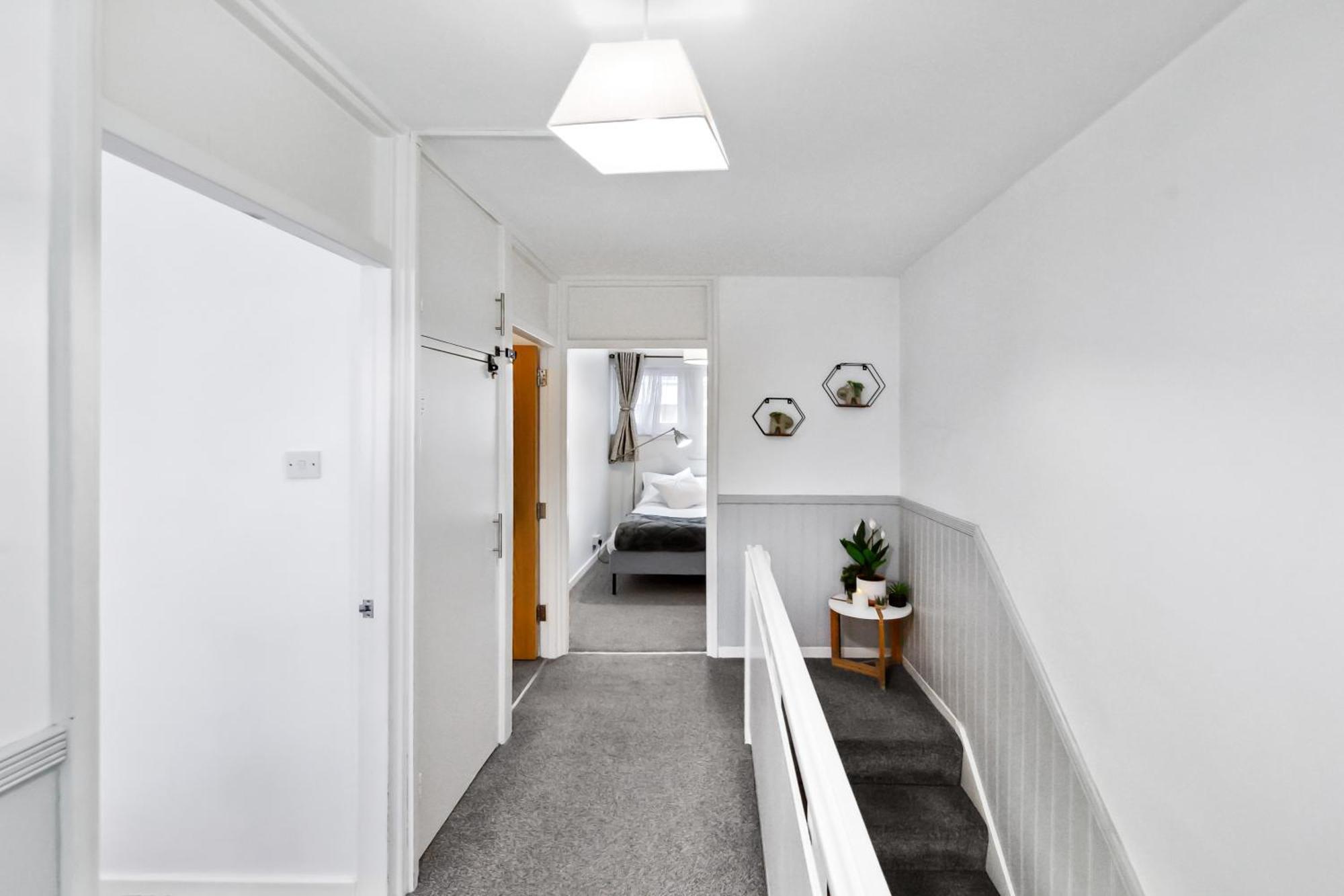 Spacious 3-bed Near Shoreditch With Parking