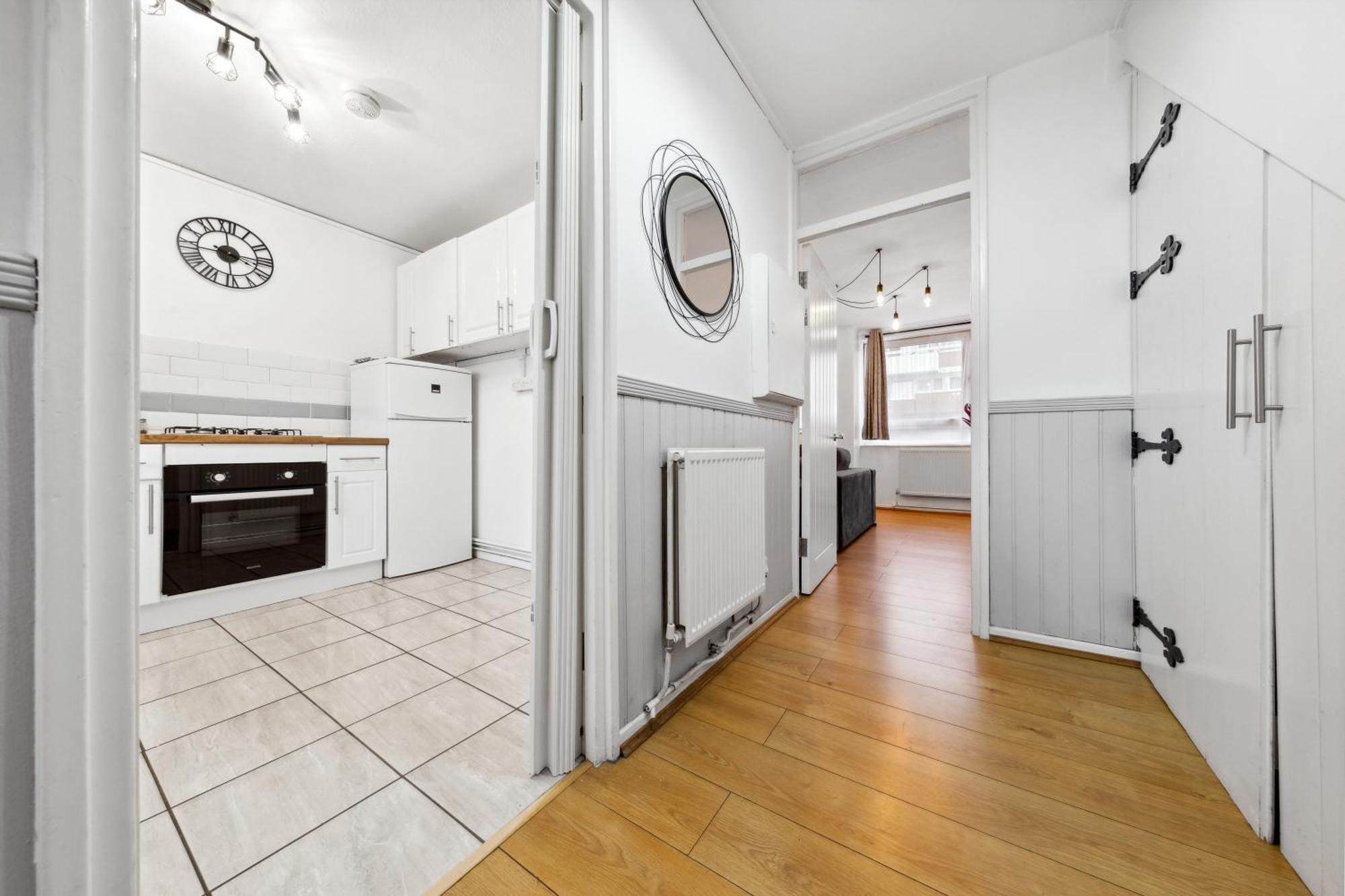 Spacious 3-bed Near Shoreditch With Parking Appartement Londen