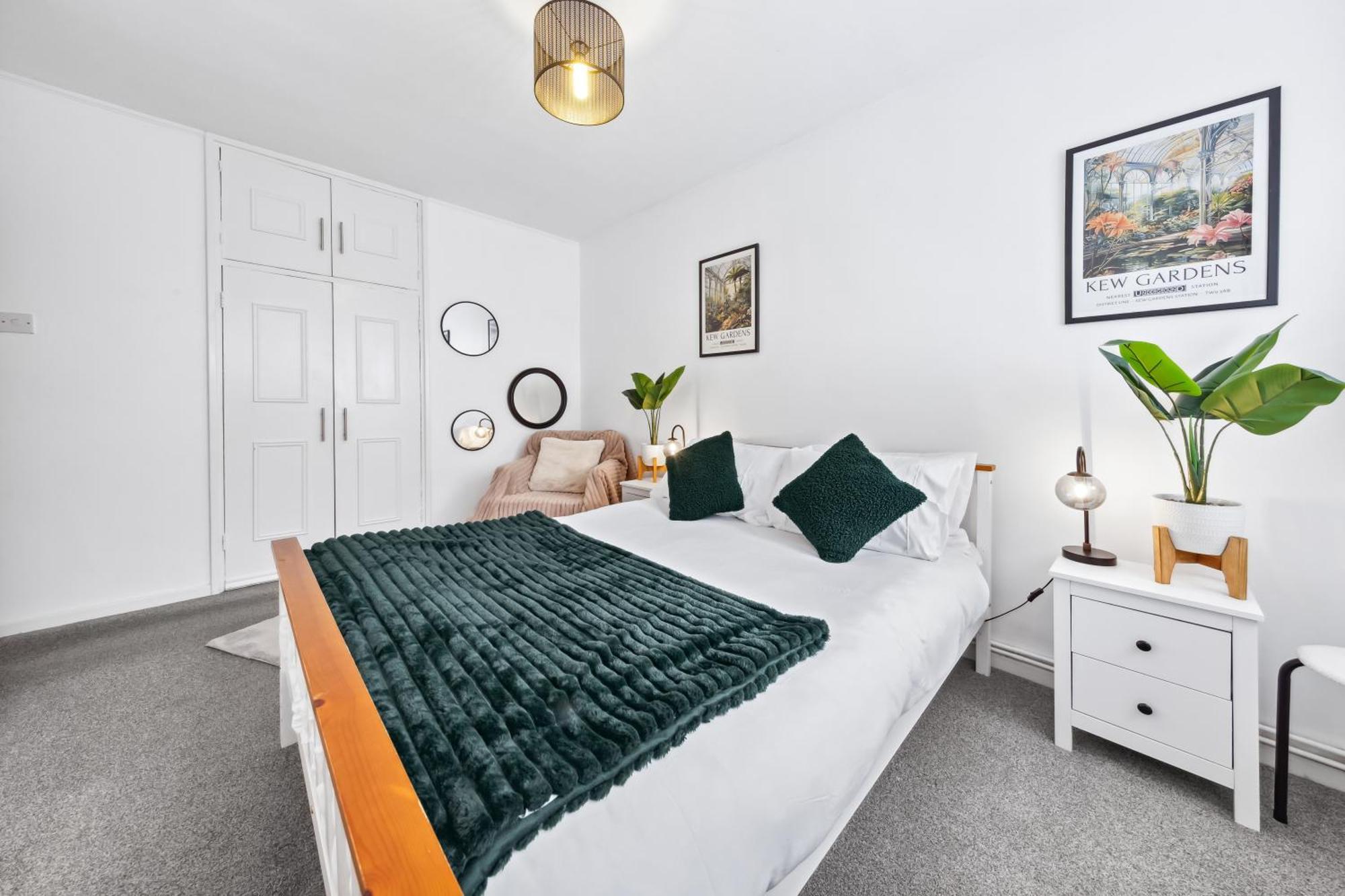 Spacious 3-bed Near Shoreditch With Parking