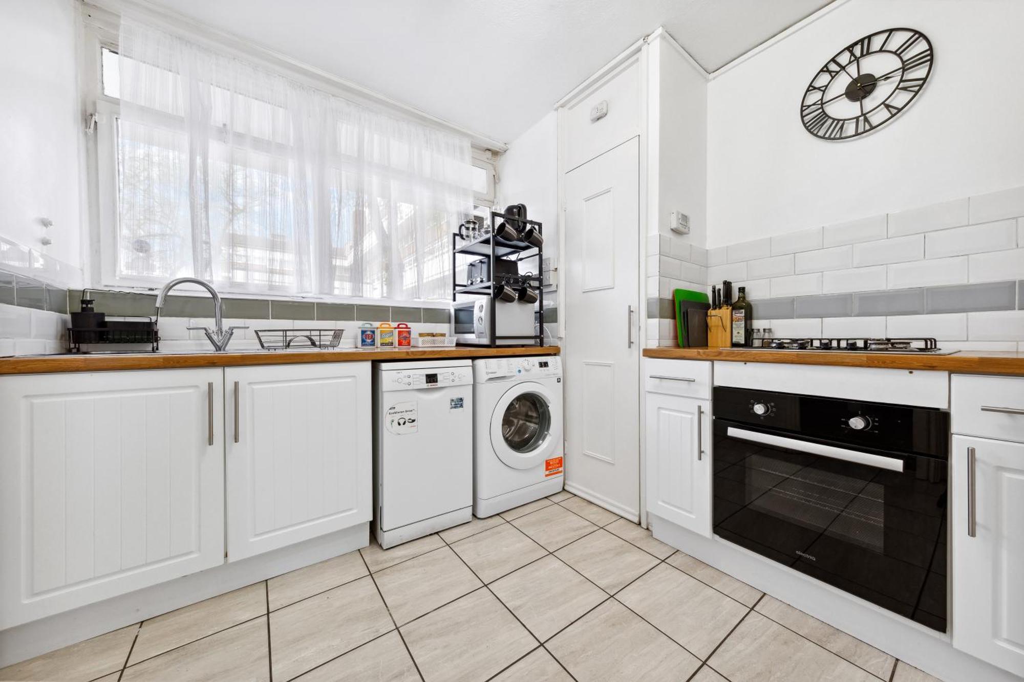 Spacious 3-bed Near Shoreditch With Parking Apartment