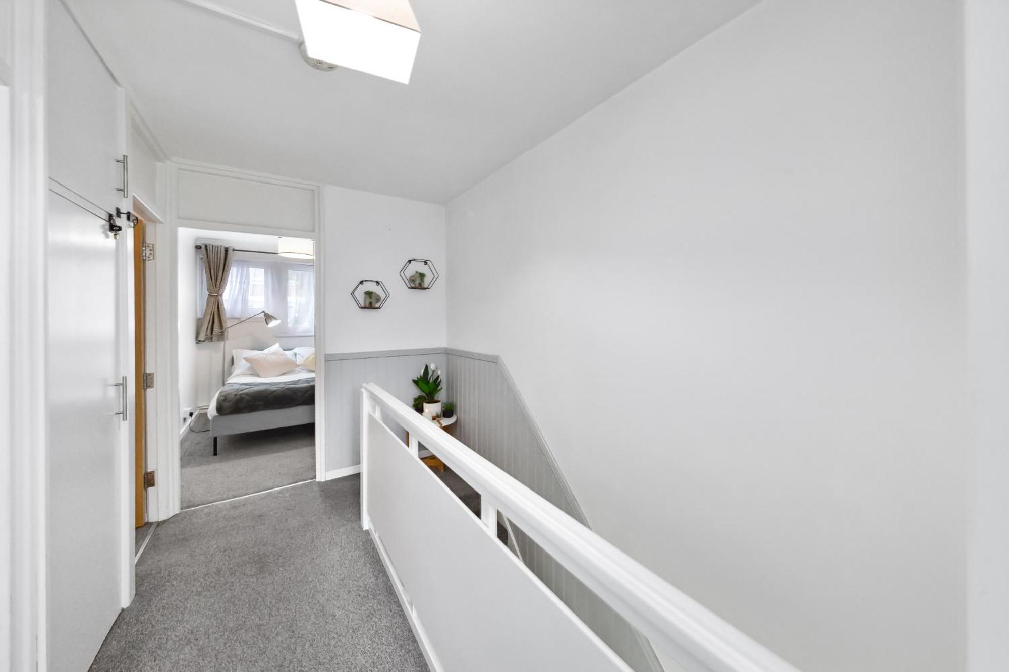 Spacious 3-bed Near Shoreditch With Parking Apartment