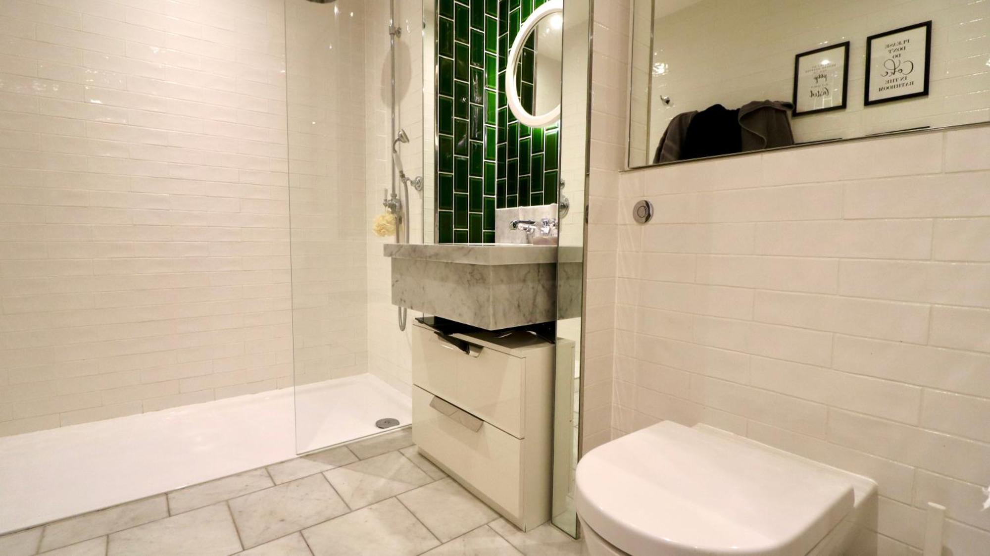 2 Bedroom Embassy Gardens By Al Faisal London