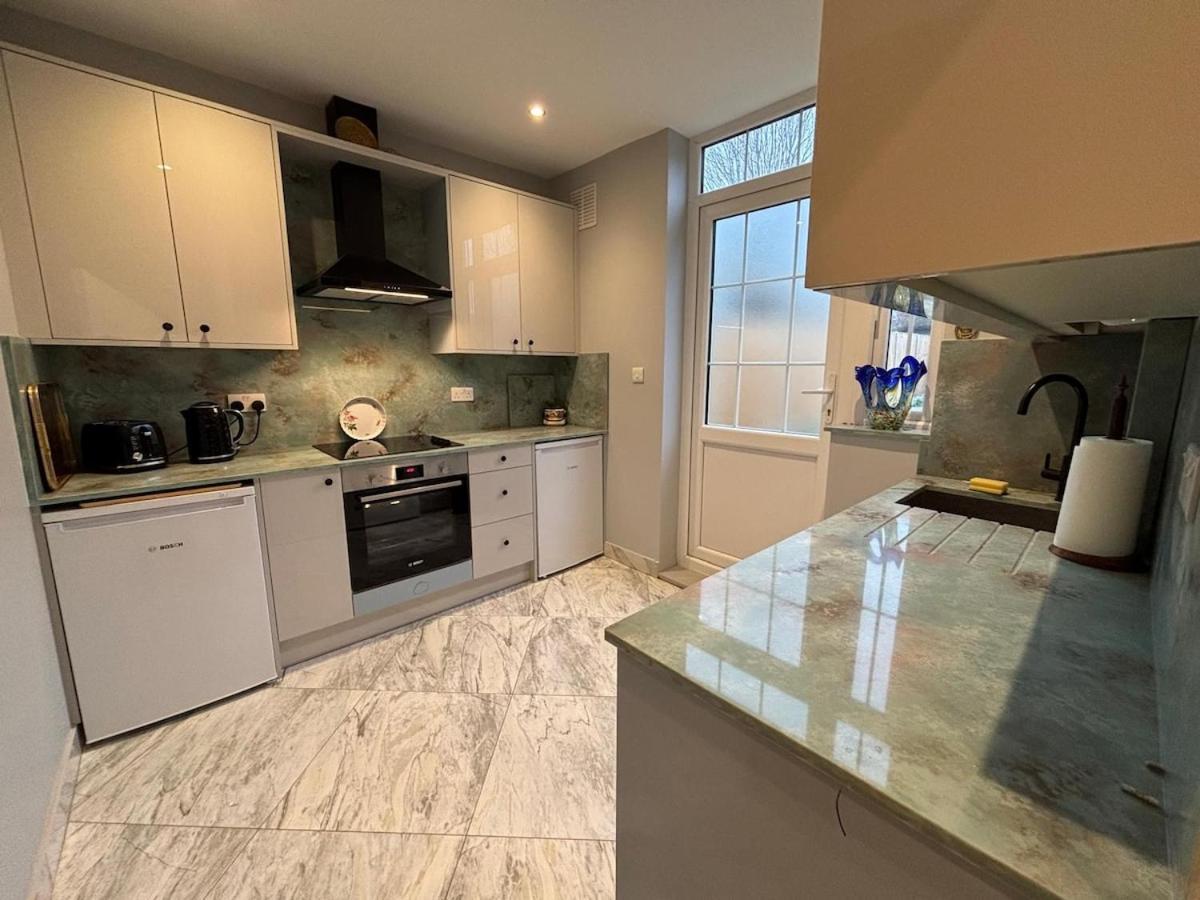 Charming 3bd In West * London
