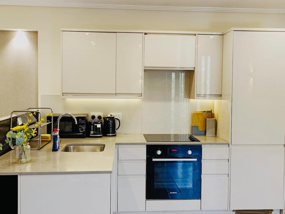 Contemporary 2 Bedroom In Apartment