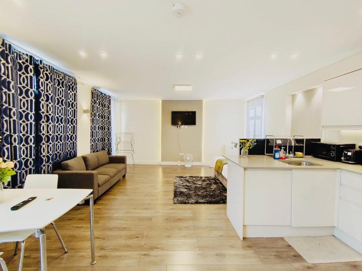 Contemporary 2 Bedroom In Apartment *