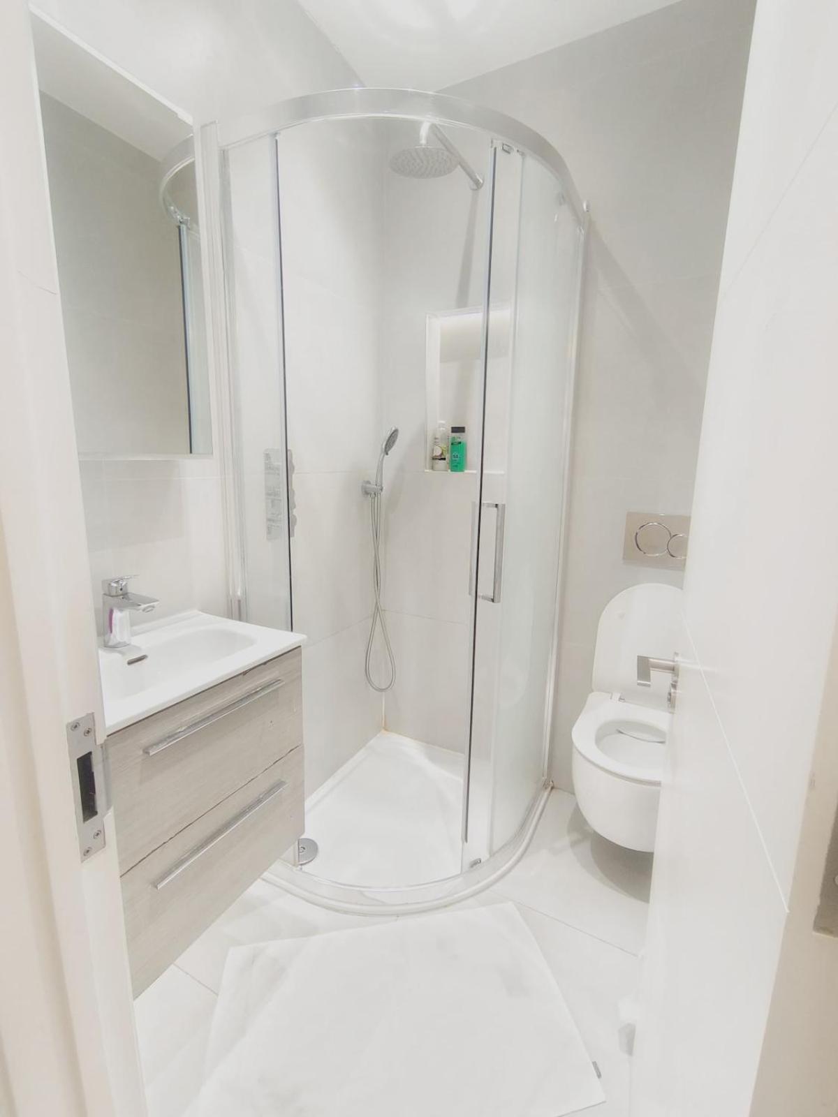 Contemporary 2 Bedroom In Apartment
