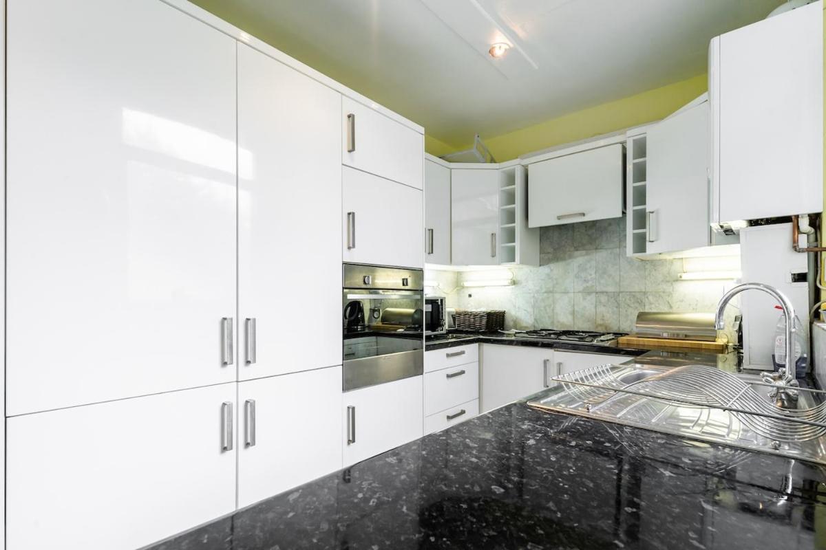 Stunning Three Bed In West Hampstead Apartment London