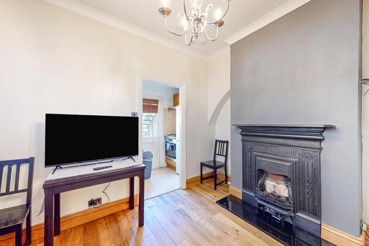 Quaint 2 Bedroom Flat -10 Min To Tower Bridge London