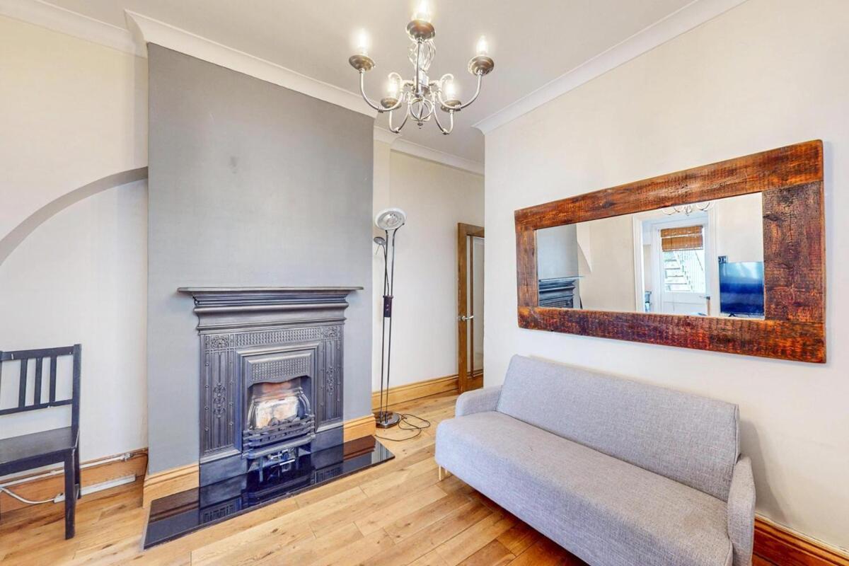 Quaint 2 Bedroom Flat -10 Min To Tower Bridge * London