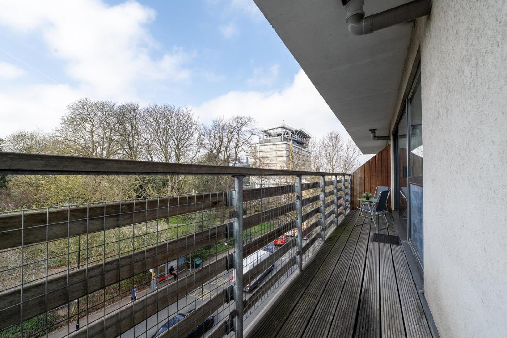 Guestready - Modern With Balcony No Wifi * London