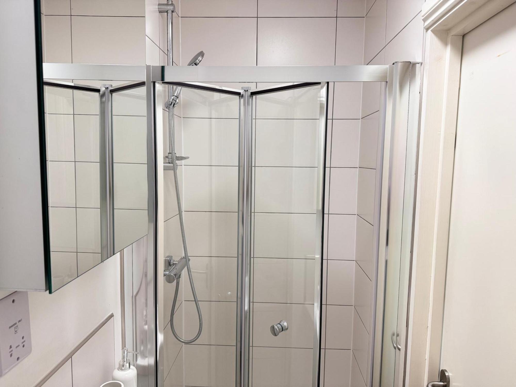 Vibrant 30min To & Free Wifi Apartment *