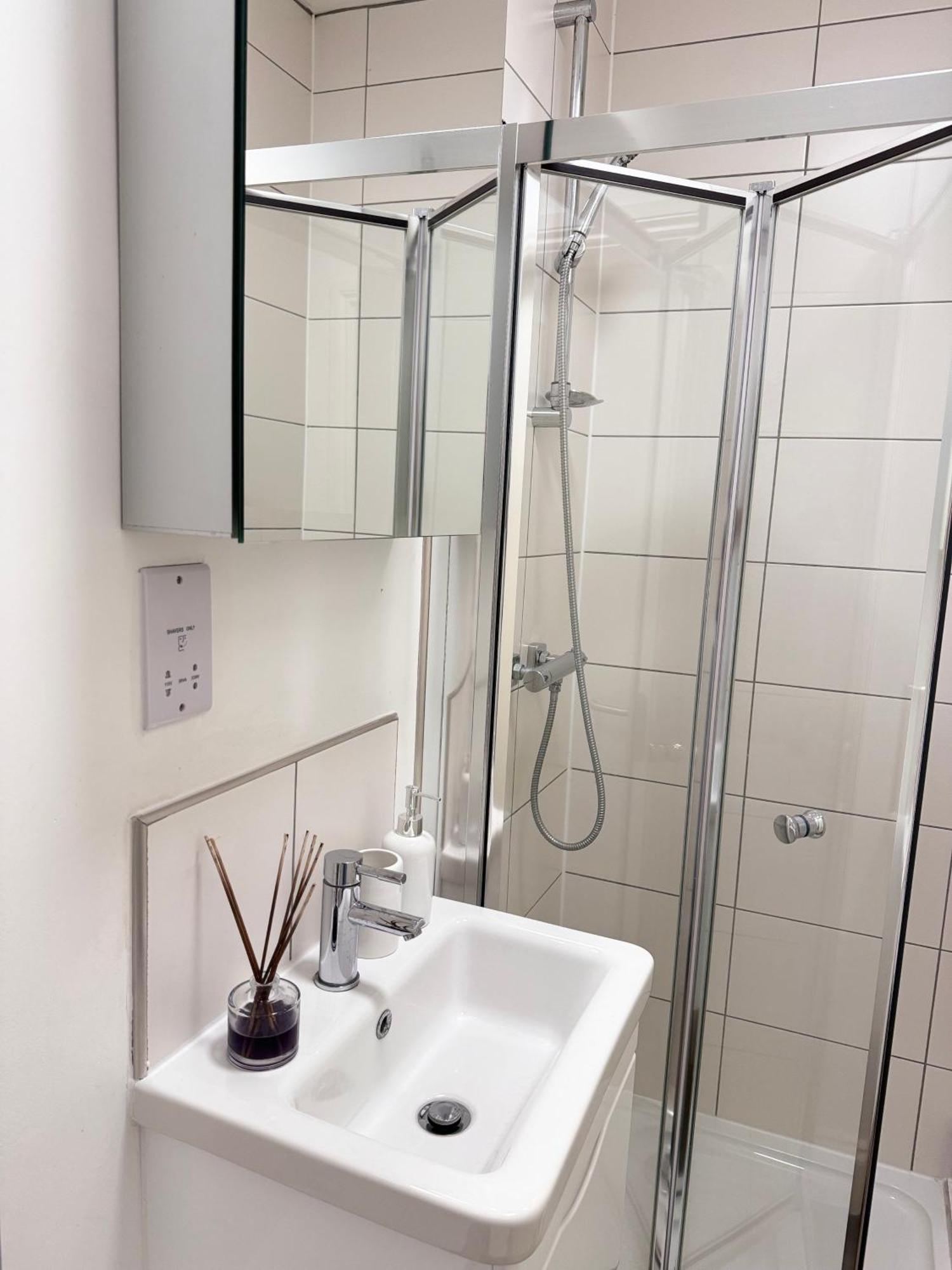 Vibrant 30min To & Free Wifi Apartment