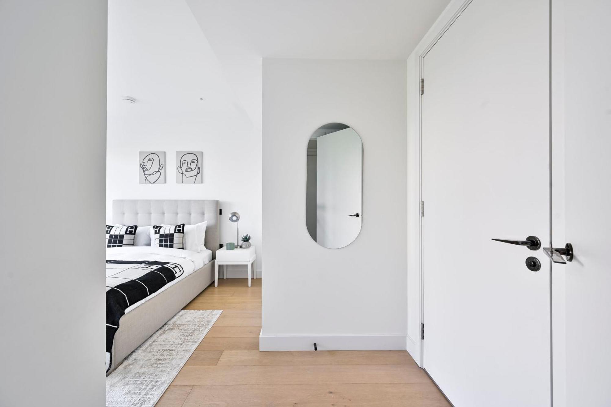 Chic Westfield Retreat - Two Bedroom Two Bathroom Luxury In White Apartment London