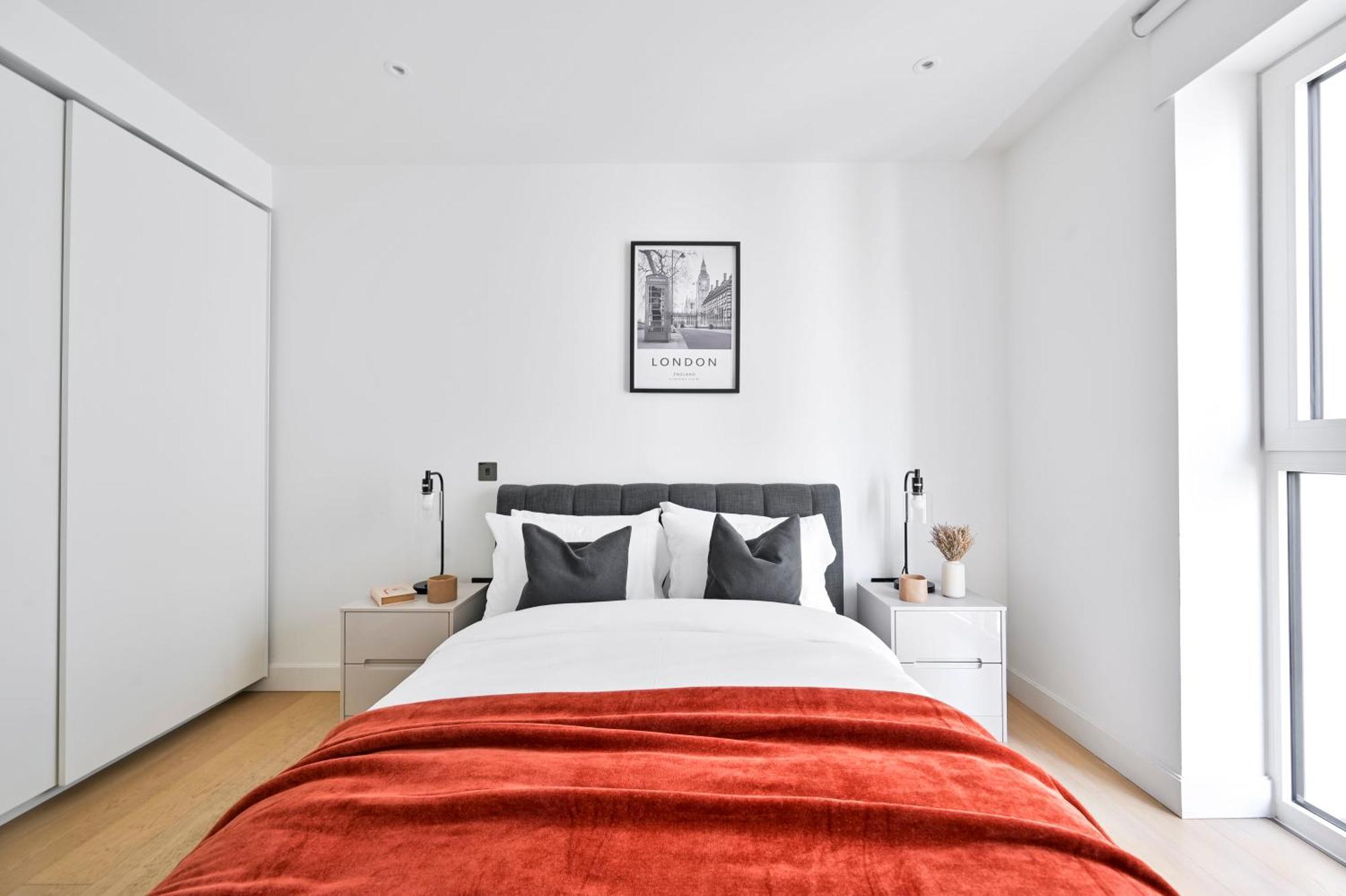 Chic Westfield Retreat - Two Bedroom Two Bathroom Luxury In White Apartment