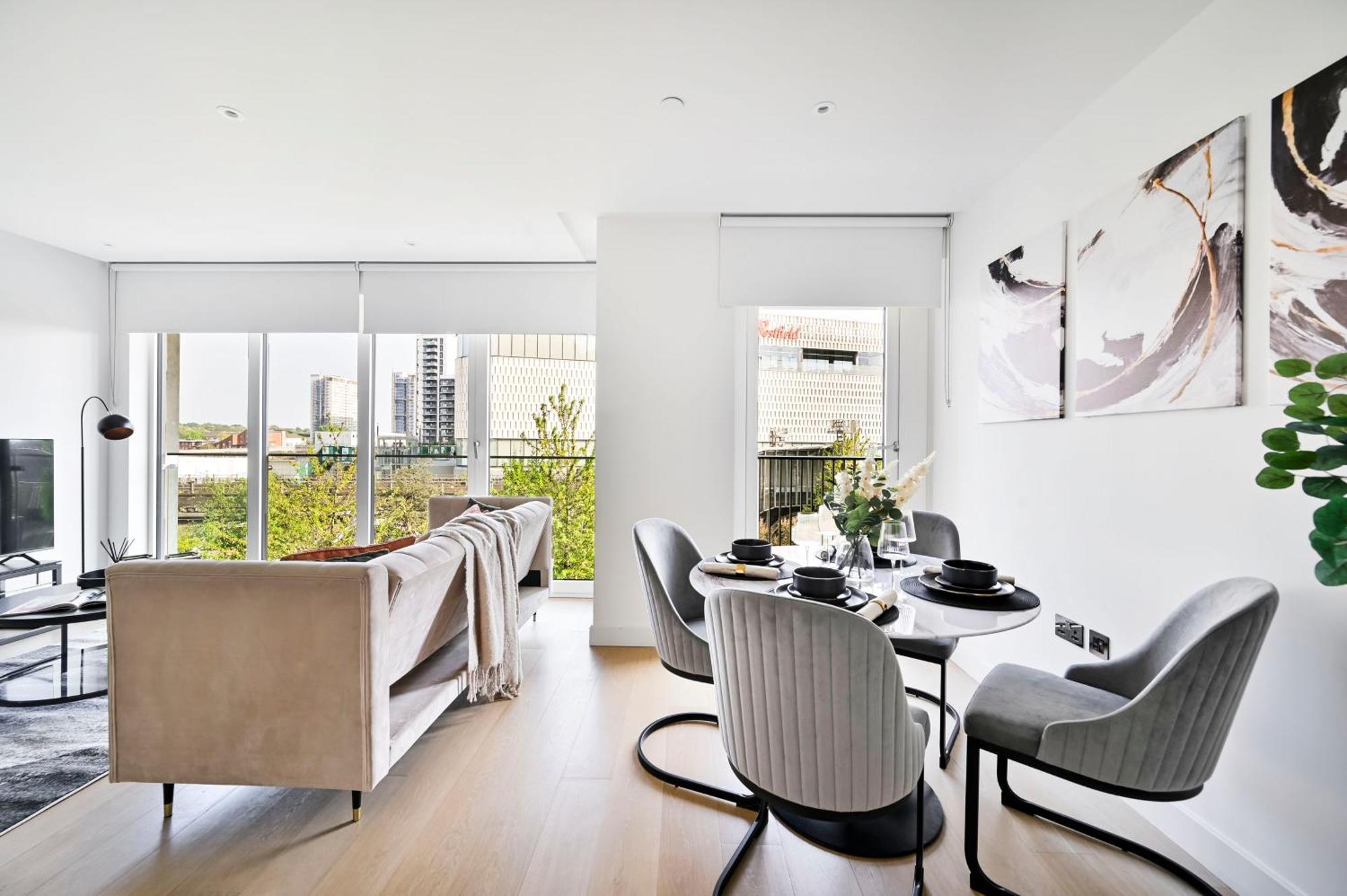 Chic Westfield Retreat - Two Bedroom Two Bathroom Luxury In White Apartment