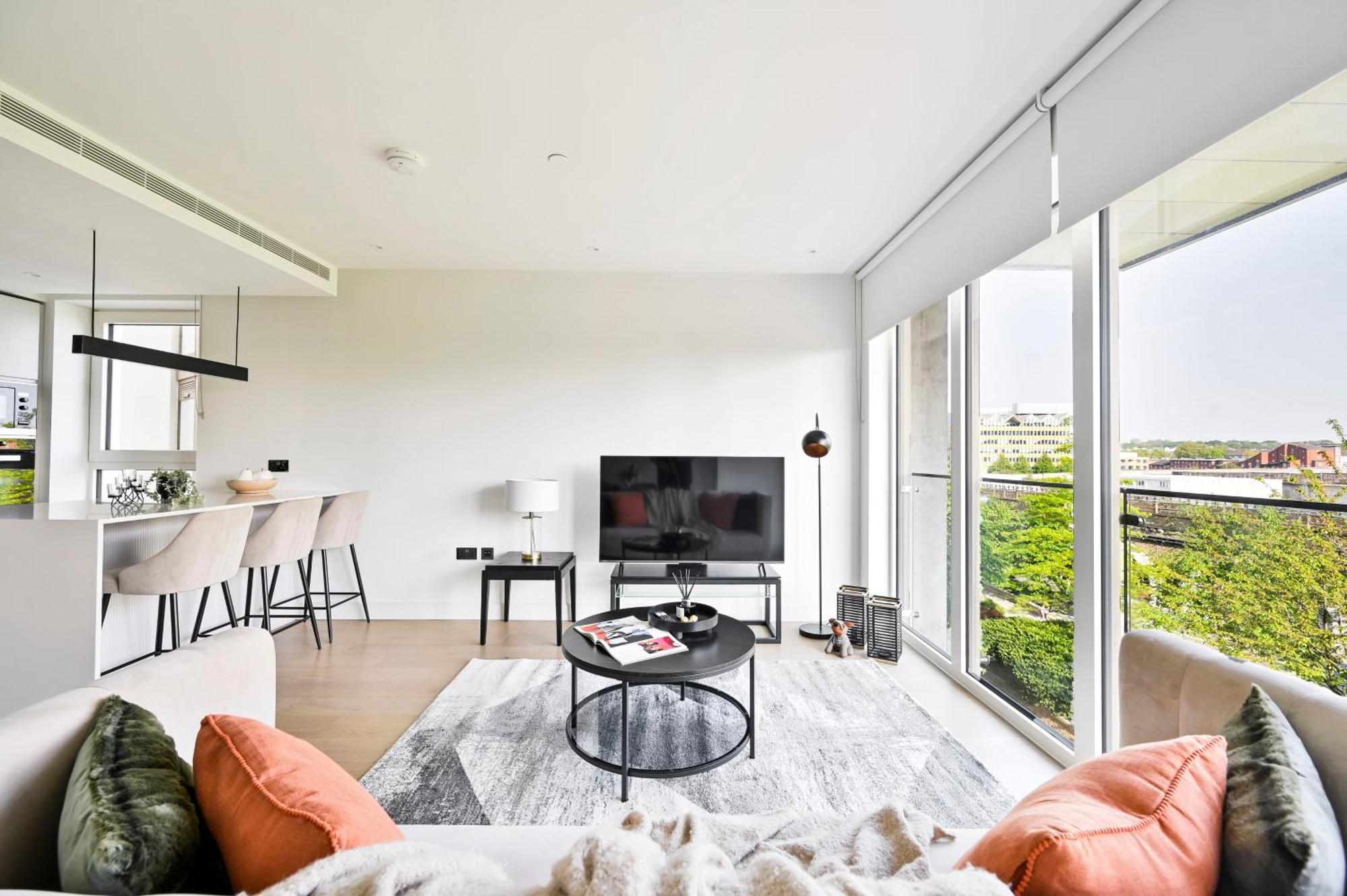 Chic Westfield Retreat - Two Bedroom Two Bathroom Luxury In White London