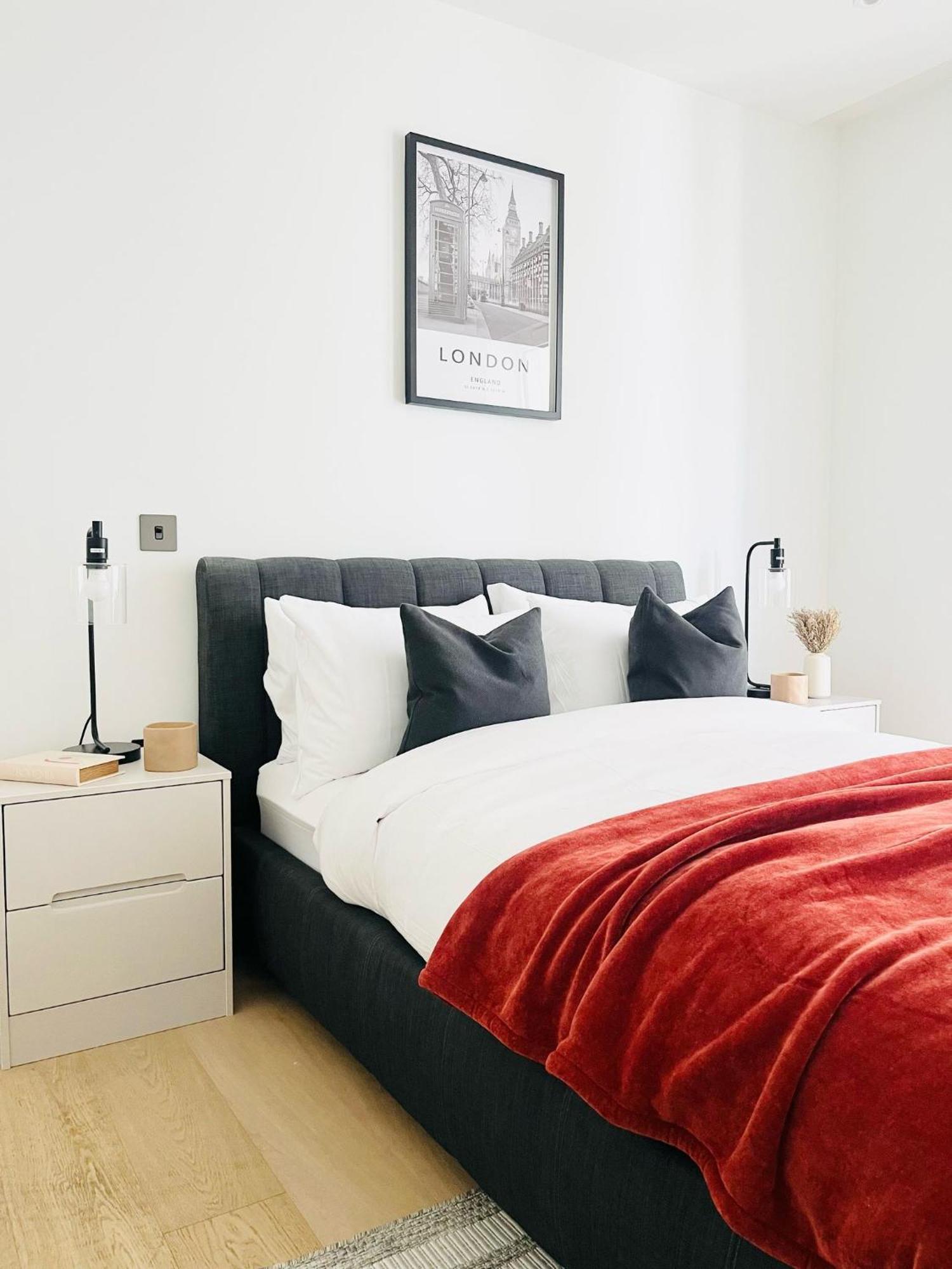 Apartment Chic Westfield Retreat - Two Bedroom Two Bathroom Luxury In White *
