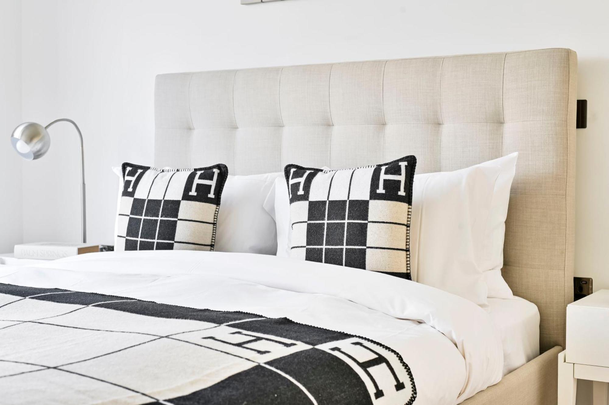 Chic Westfield Retreat - Two Bedroom Two Bathroom Luxury In White London