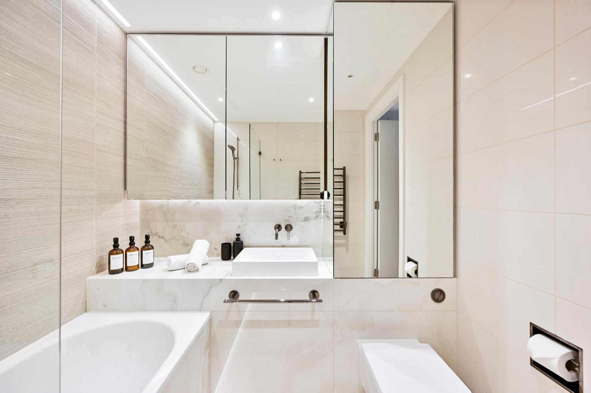 Apartment Chic Westfield Retreat - Two Bedroom Two Bathroom Luxury In White London