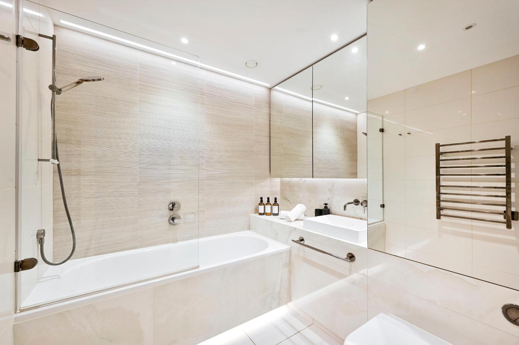 Chic Westfield Retreat - Two Bedroom Two Bathroom Luxury In White * London