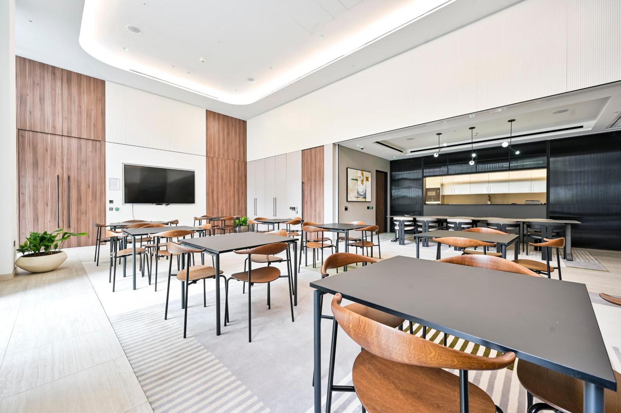 Chic Westfield Retreat - Two Bedroom Two Bathroom Luxury In White Apartment *