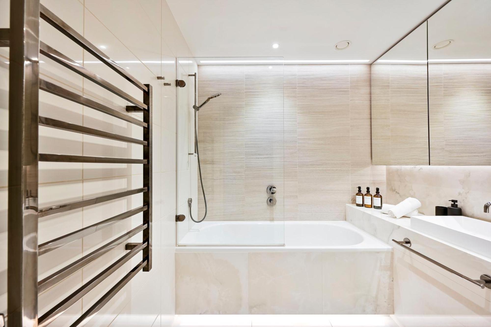 Apartment Chic Westfield Retreat - Two Bedroom Two Bathroom Luxury In White London
