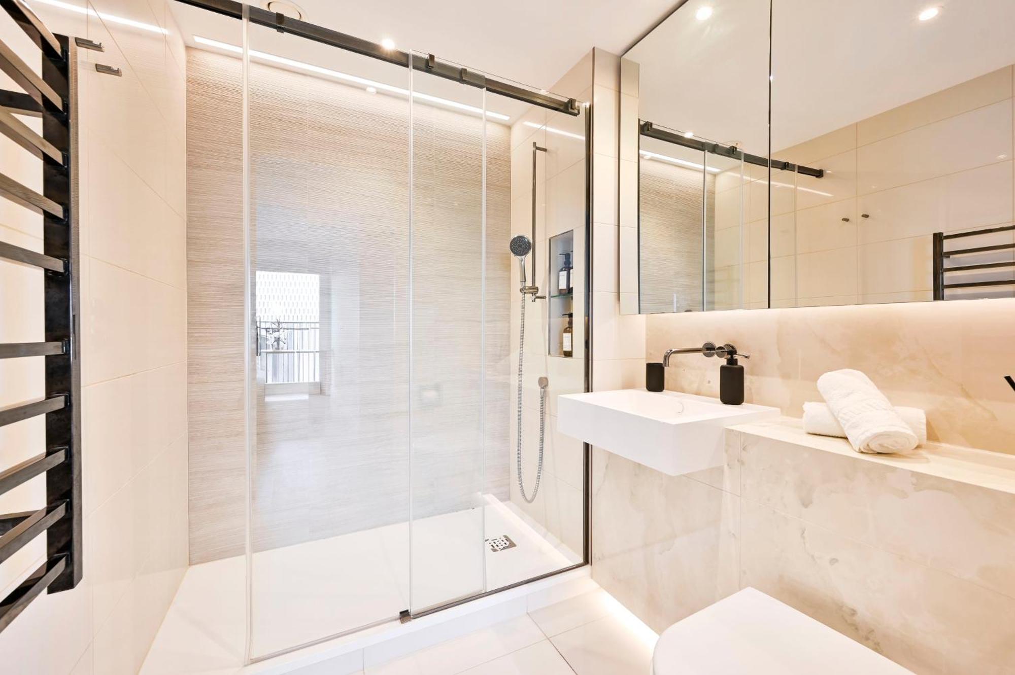 Chic Westfield Retreat - Two Bedroom Two Bathroom Luxury In White