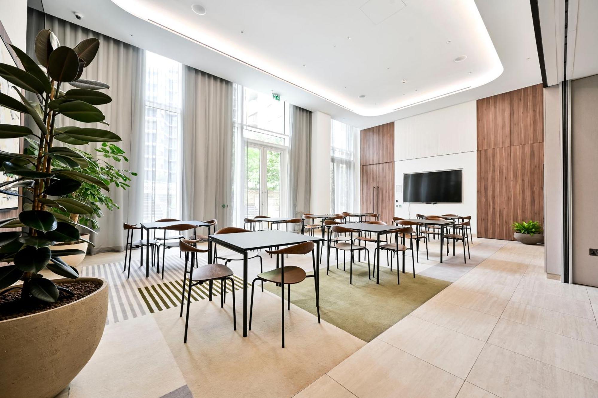 Chic Westfield Retreat - Two Bedroom Two Bathroom Luxury In White