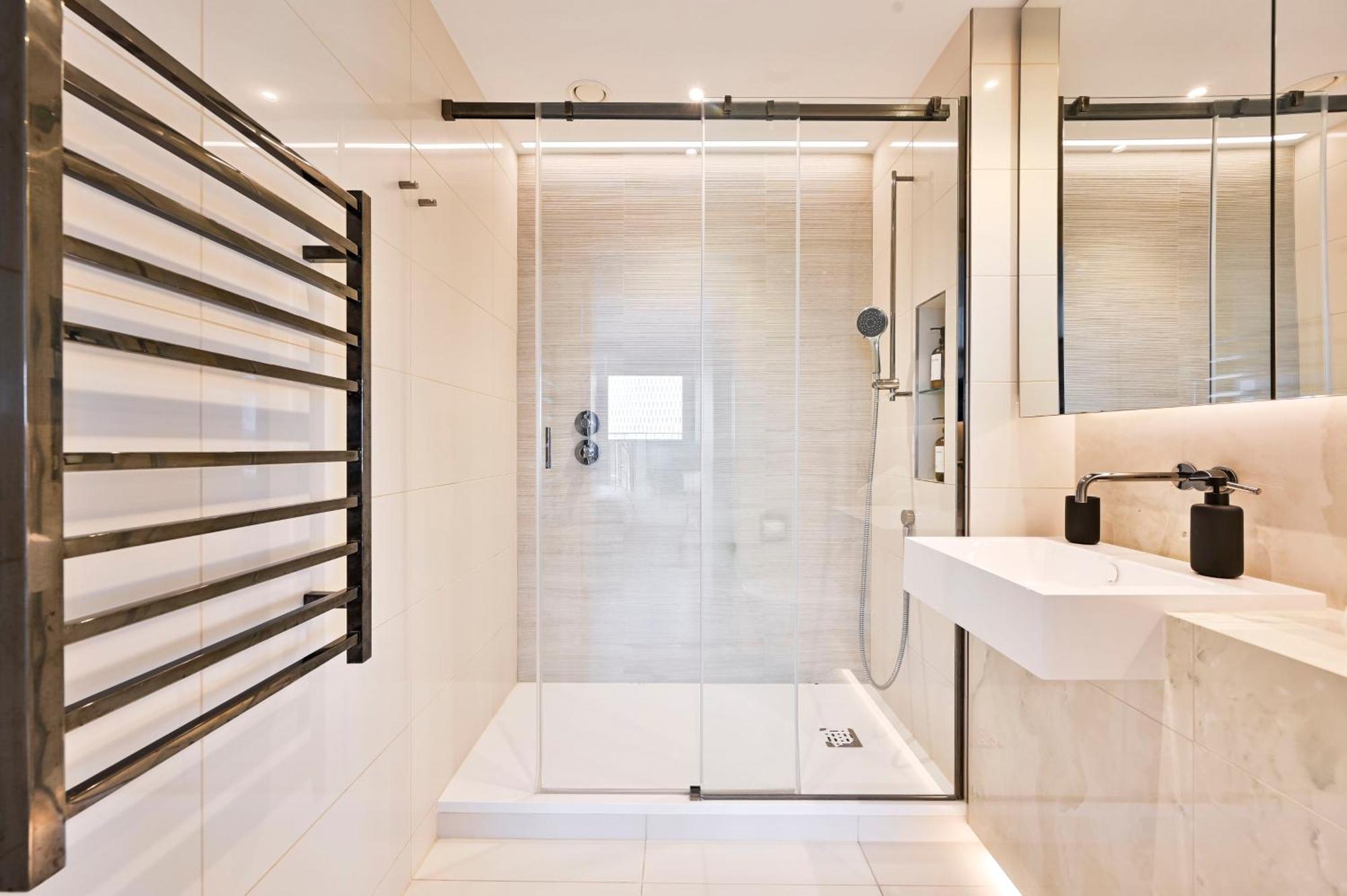 Chic Westfield Retreat - Two Bedroom Two Bathroom Luxury In White Apartment *
