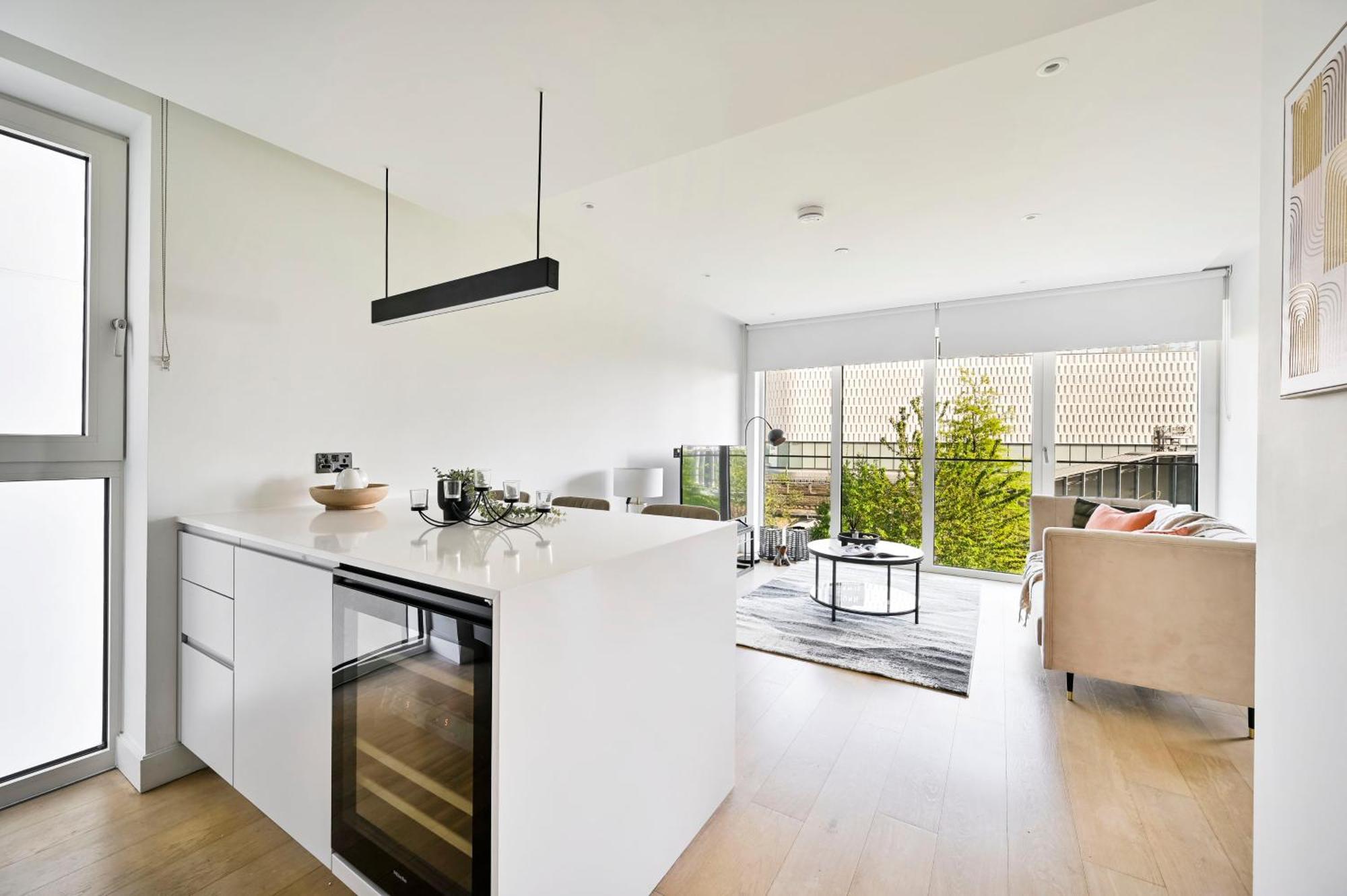 Chic Westfield Retreat - Two Bedroom Two Bathroom Luxury In White London