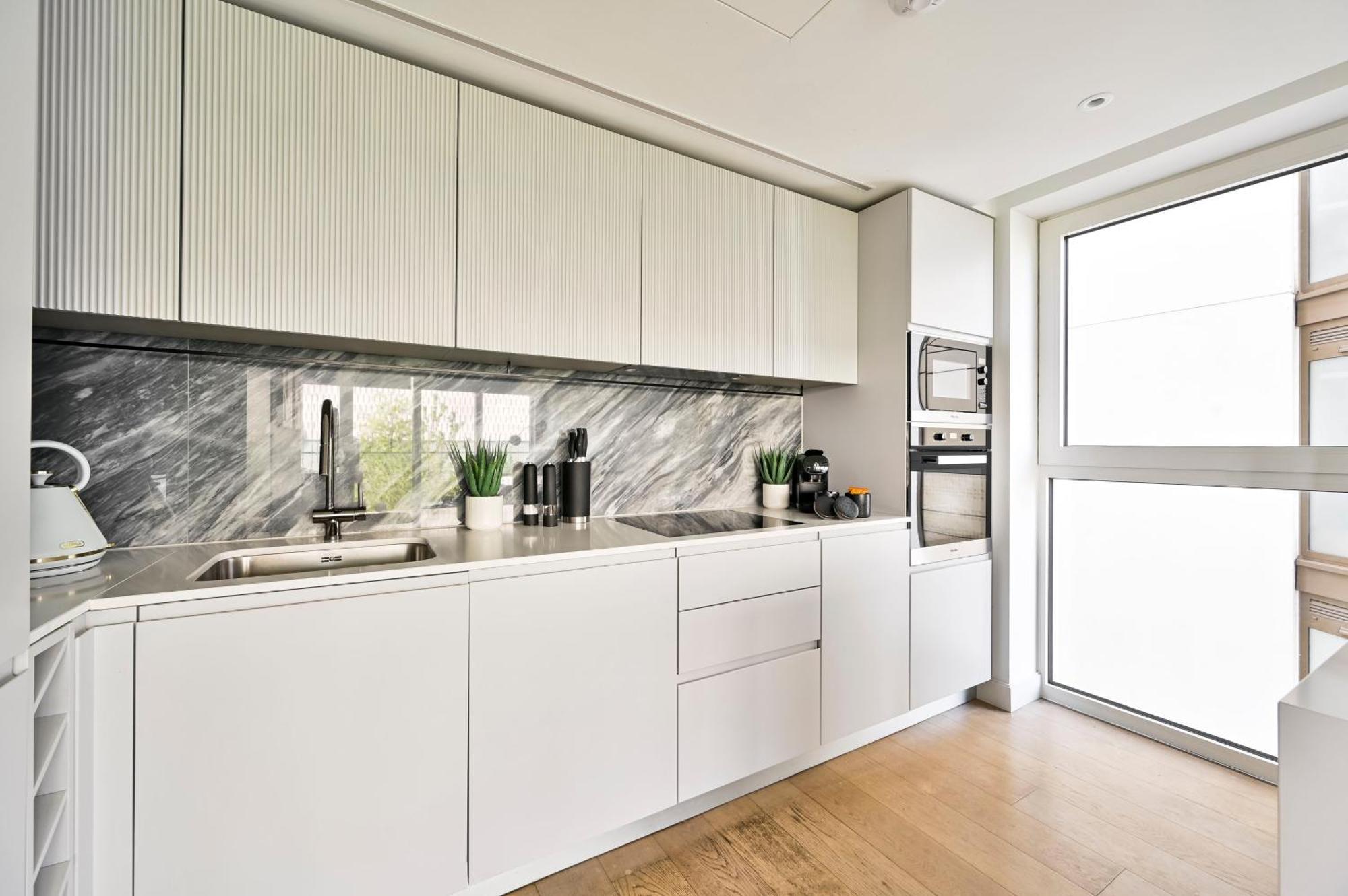 Chic Westfield Retreat - Two Bedroom Two Bathroom Luxury In White Apartment London