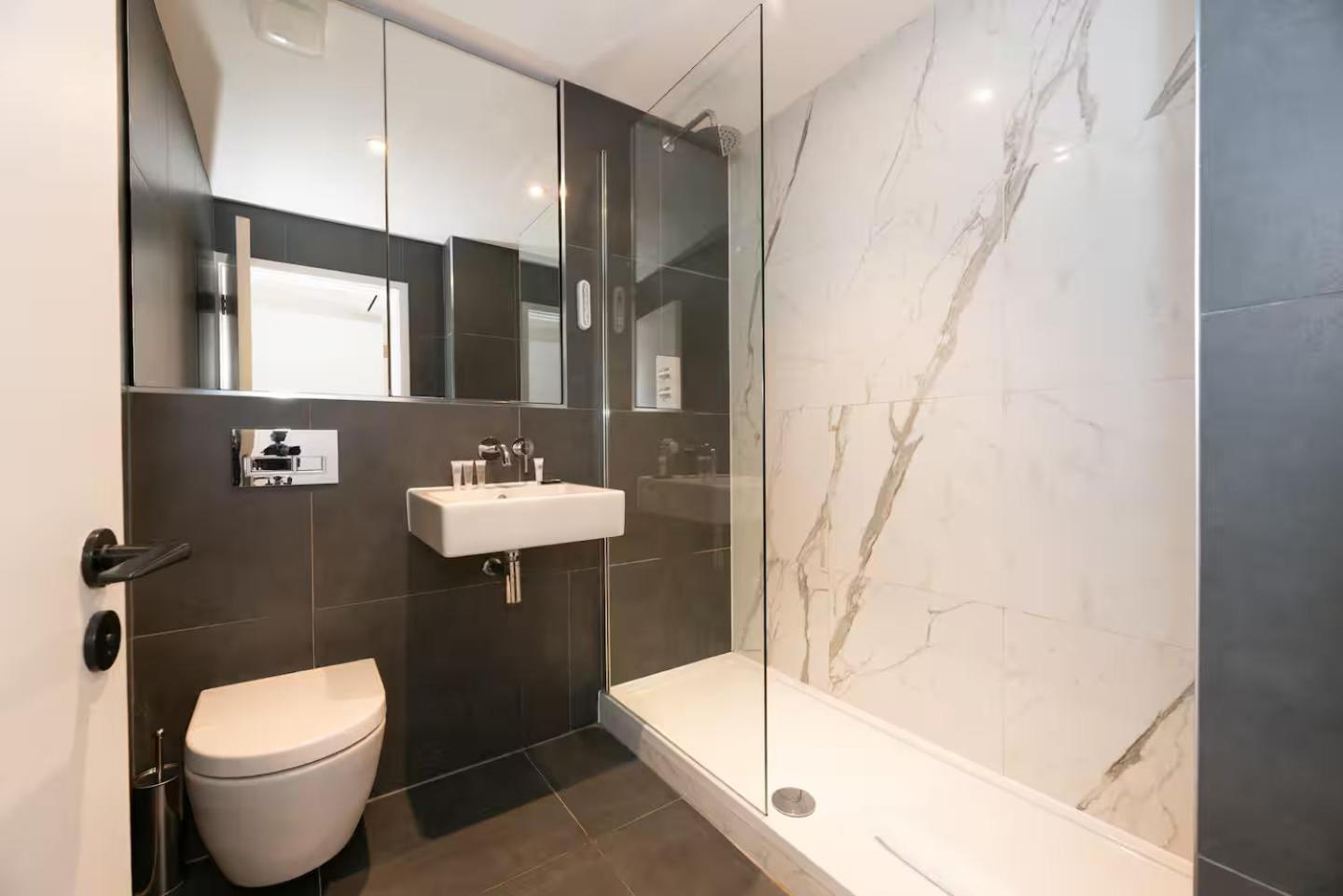 Bright 3 Bed 2 Bath With Air Con In Clerkenwell Pass The Keys *
