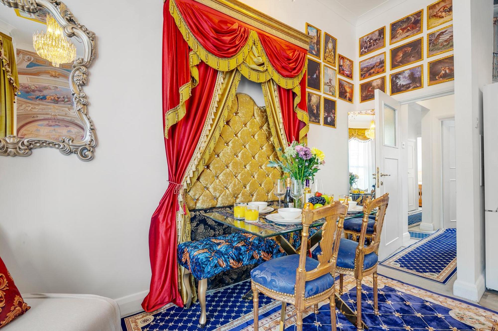 Gorgeous Regal Flat In Apartment *