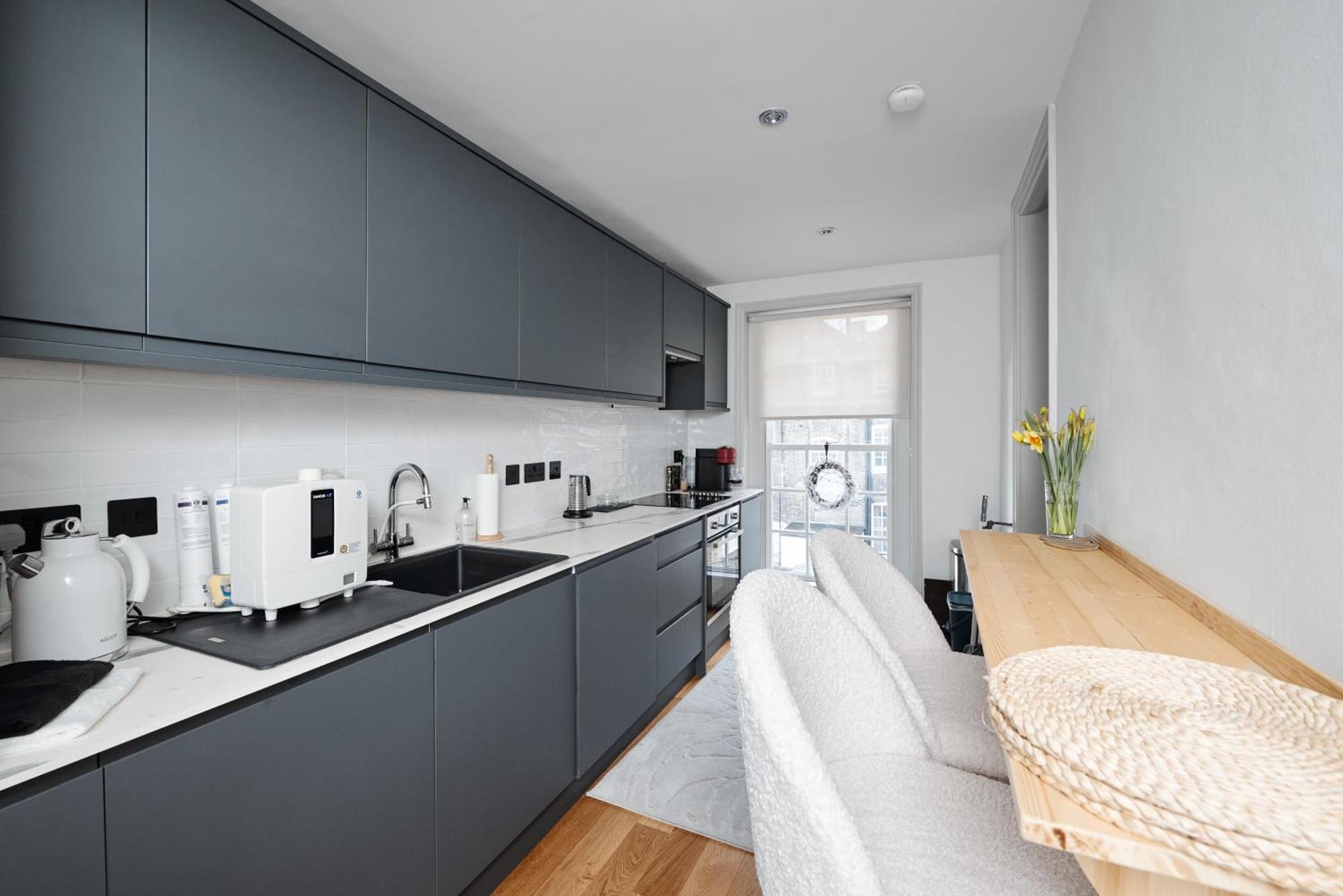 Relax & Recharge At Cozy Paddington, King Bed Apartment