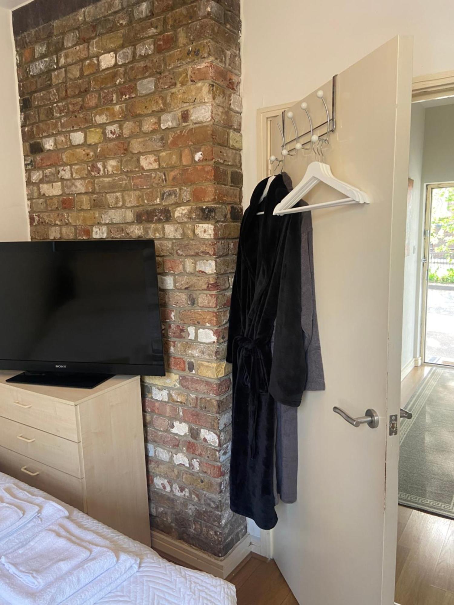 Listed Building Close To River Thames Homestay *